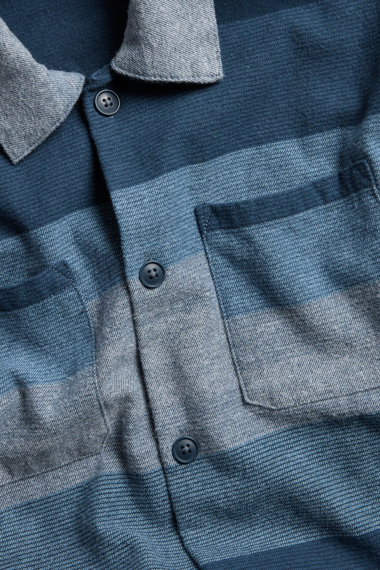 Mjuk blå rutig overshirt i bomullsflanell med två bröstfickor, sett framifrån.