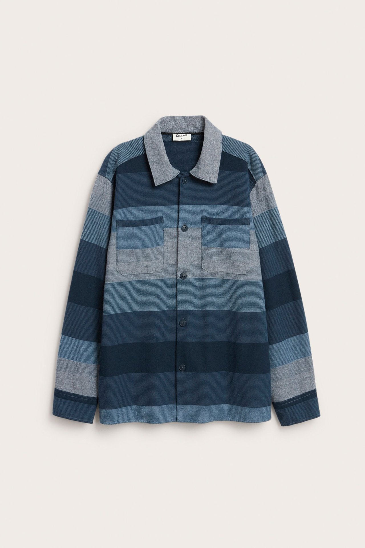 Mjuk blå randig overshirt i bomullsflanell med bröstfickor, front vy.