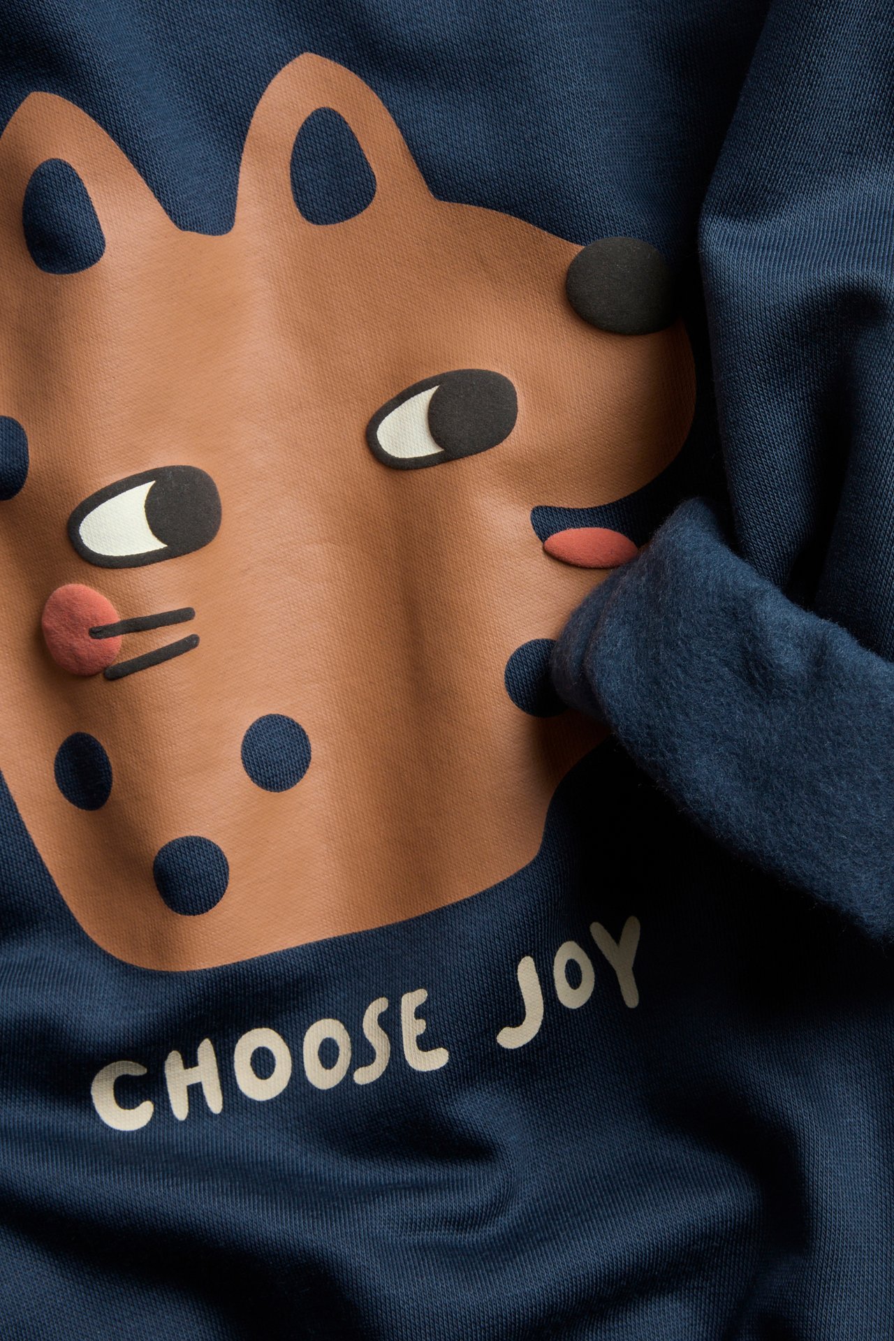 Barnes sweatshirt i mørk blå med dyremønster, børstet innside, ribbing i ermer og ned.