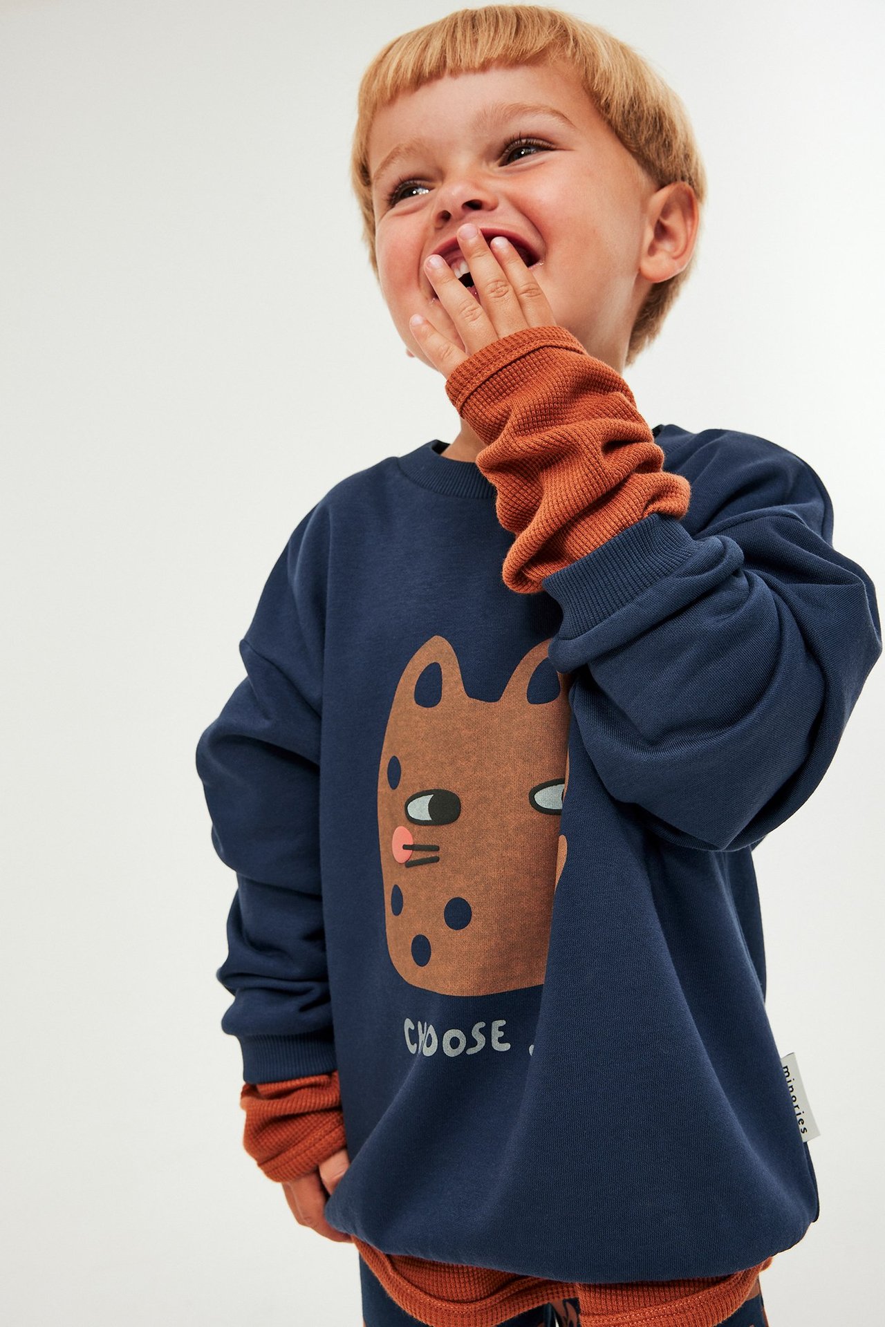 Barn i mørkeblå sweatshirt med dyremønster, ribb i ermer, hals og nederkant.
