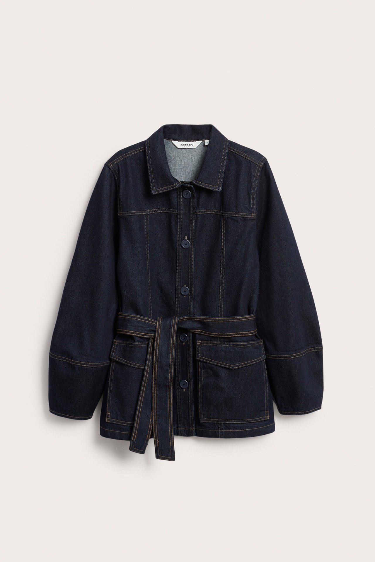 Edestä näkymä tummansinisestä farkkutakista, jossa napit, neljä etutaskua ja yhteensopiva solmittu vyö.