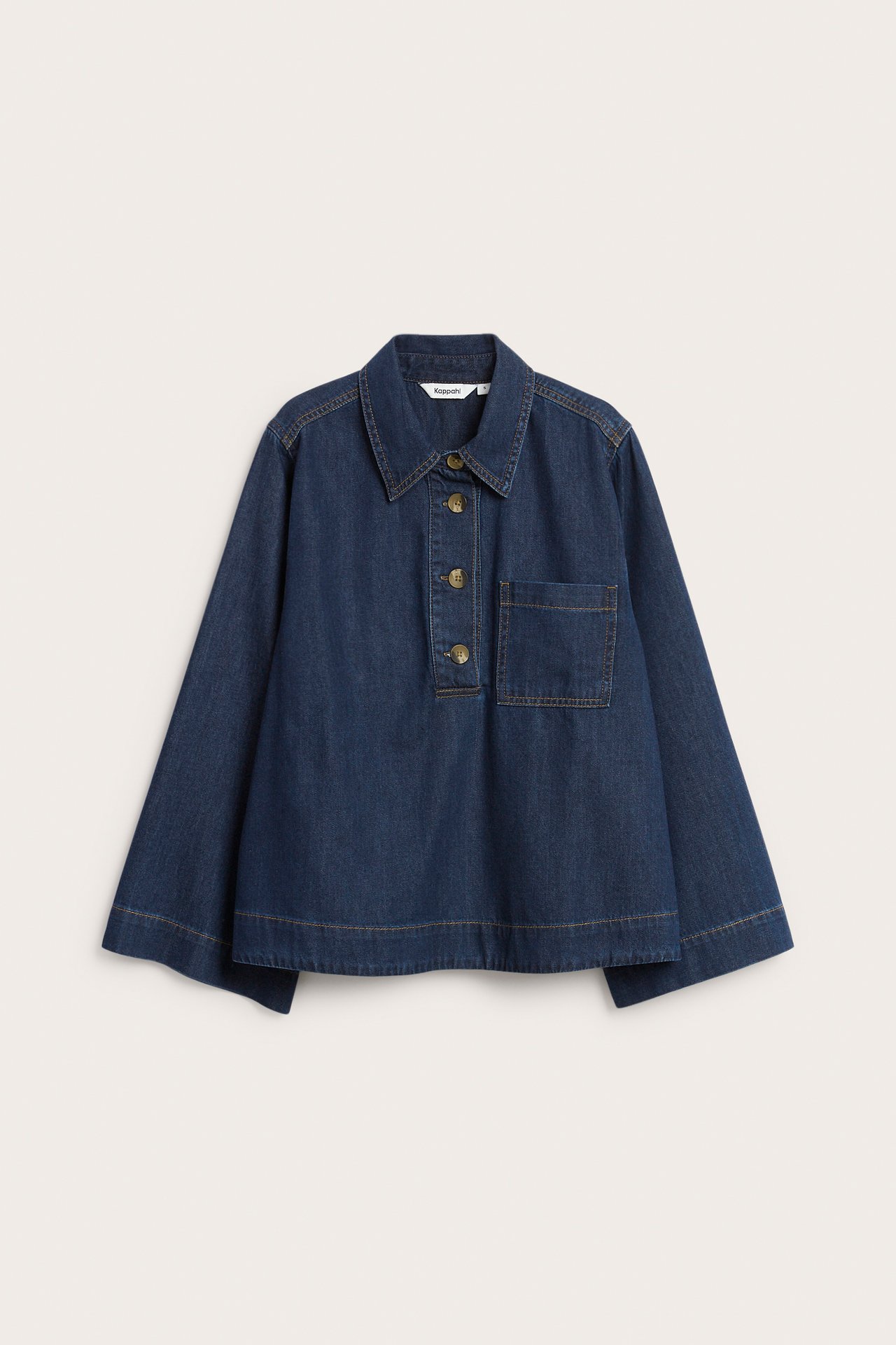 Widok z przodu: ciemnoniebieska koszula dżinsowa z listwą guzikową, guziki szylkretowe, szerokie rękawy i kieszeń.