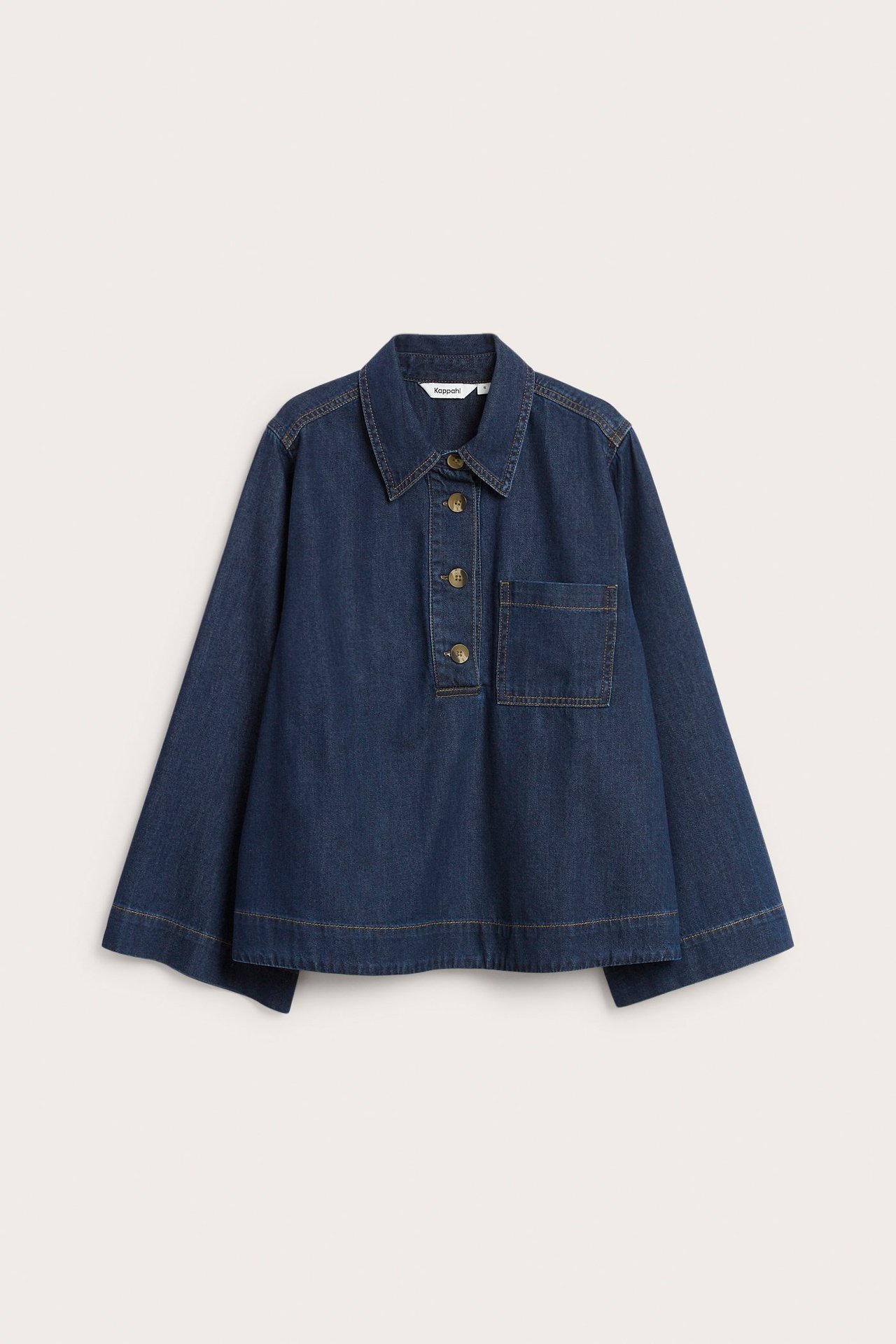 Forfra, mørkeblå dongeriskjorte med knappestolpe, skilpaddeknapper, vide ermer og en brystlomme.