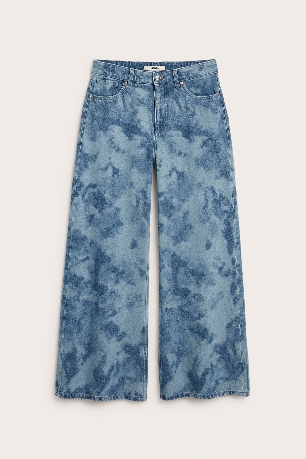 Framifrån: Ljusa wide-leg jeans i denim med blått och vitt batikmönster.