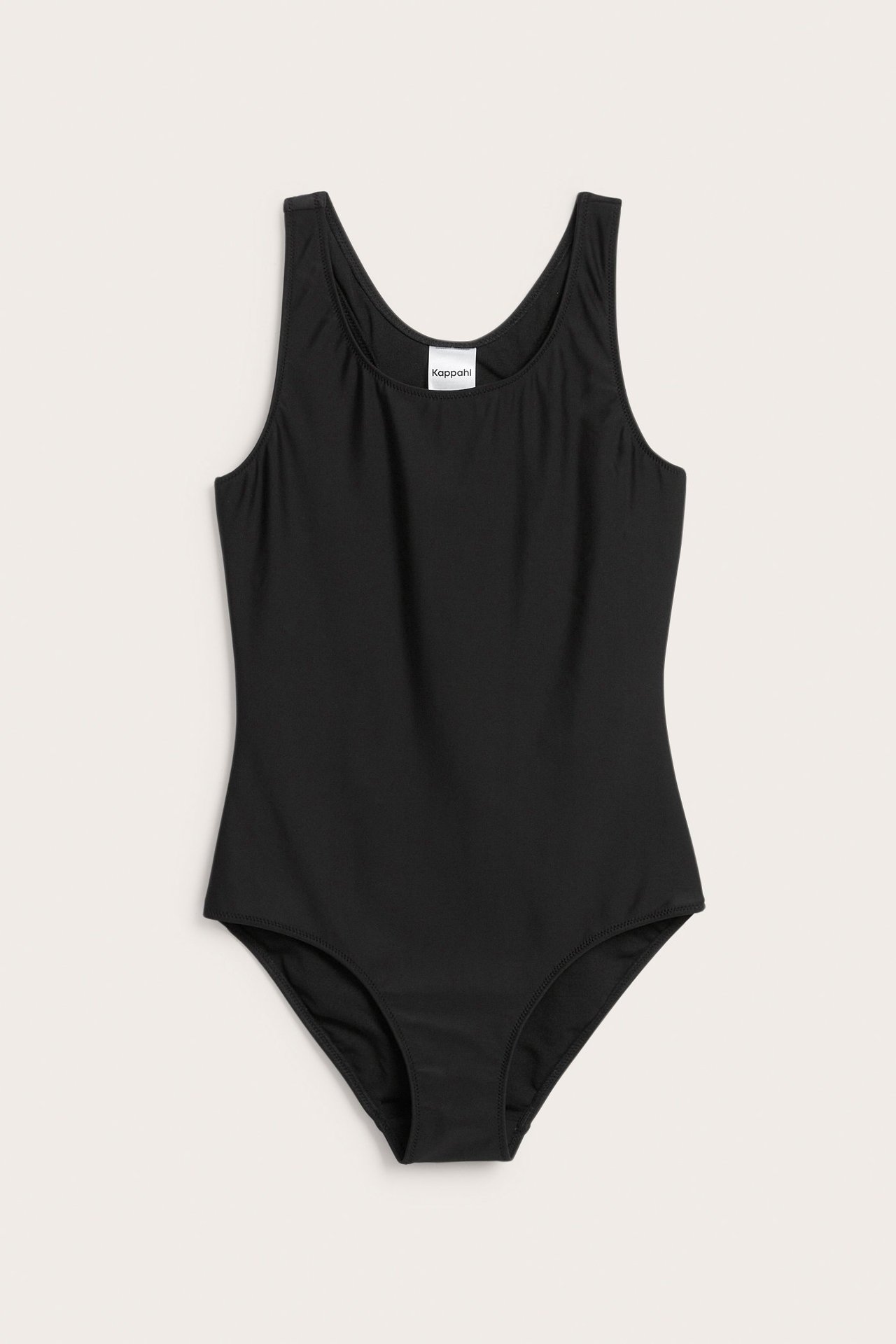 Edestä näkymä lasten yksivärisestä mustasta uimapuvusta leveillä olkaimilla.