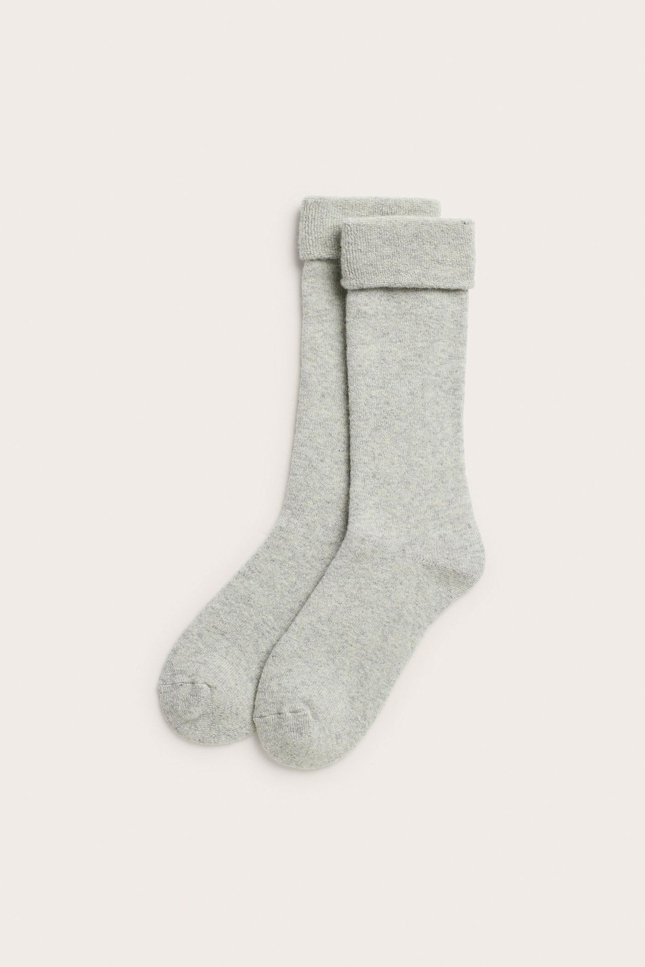 Frontvisning av et par melert beige ullblandingssokker med brettede mansjetter.