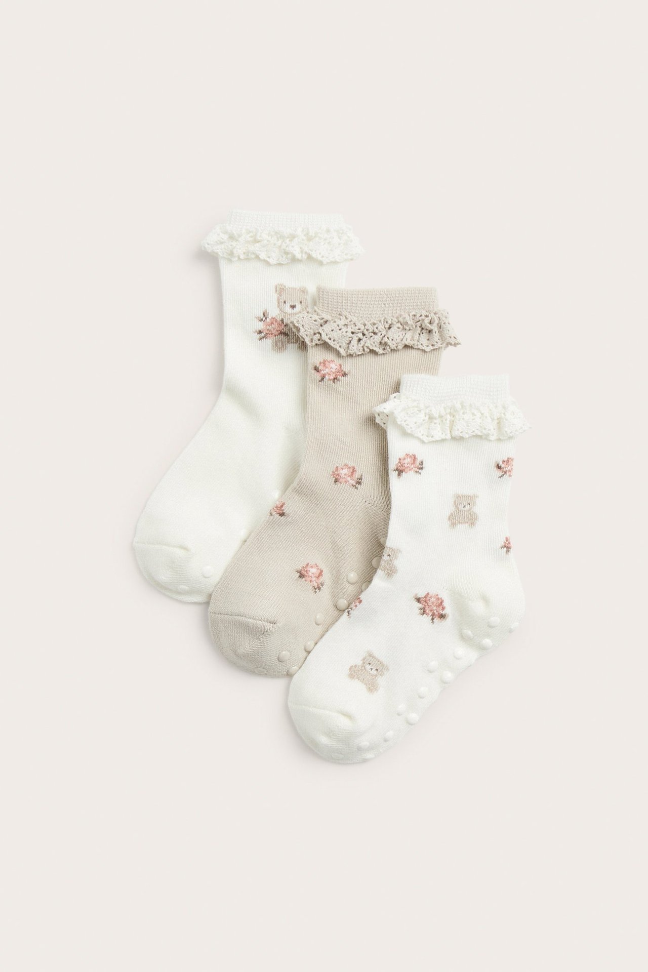 Tre par offwhite og lys beige sokker, mønstret med bjørner og roser, blondekant, anti-skli.