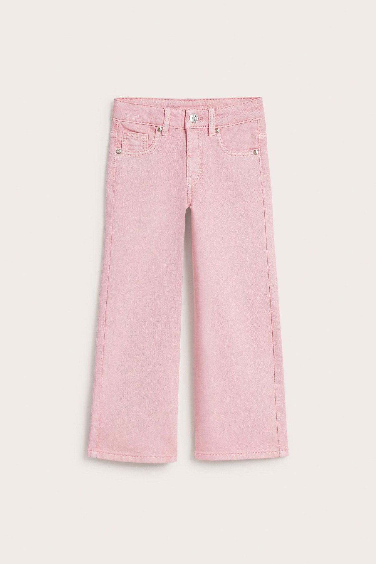 Frontbilde av lys rosa vide barnejeans i bomullstwill med trykknapp foran.