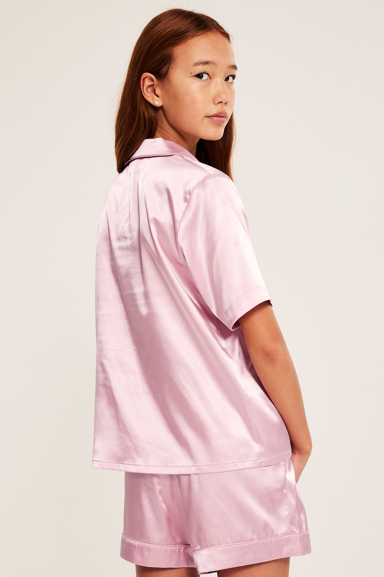 Ljusrosa satinpyjamas för barn, kortärmad top och shorts, enfärgad.