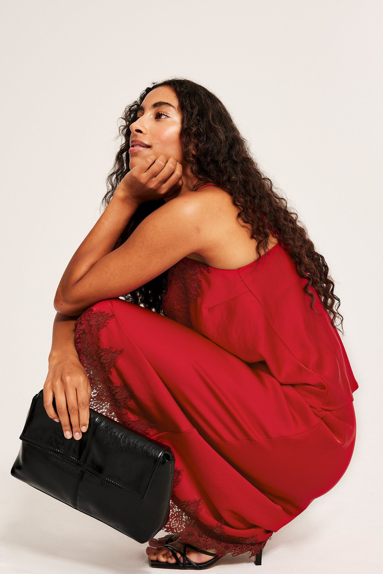 Nainen punaisessa kynässä, pitsireuna, joustava vyötärö, yksivärinen, kyykyssä.