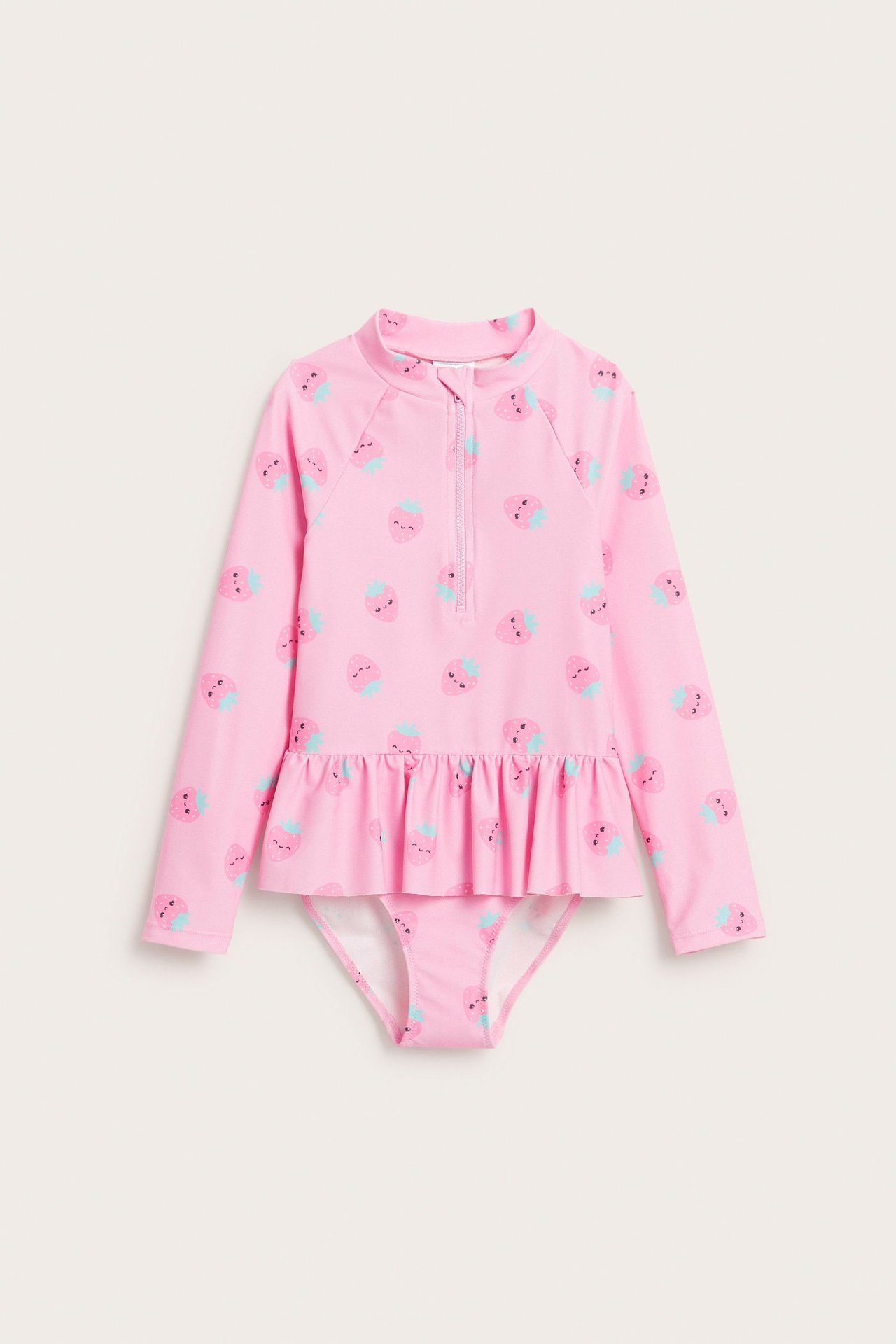 Frontvisning av en rosa langermet UV-badedrakt for barn med jordbærmønster og volangkant i livet.