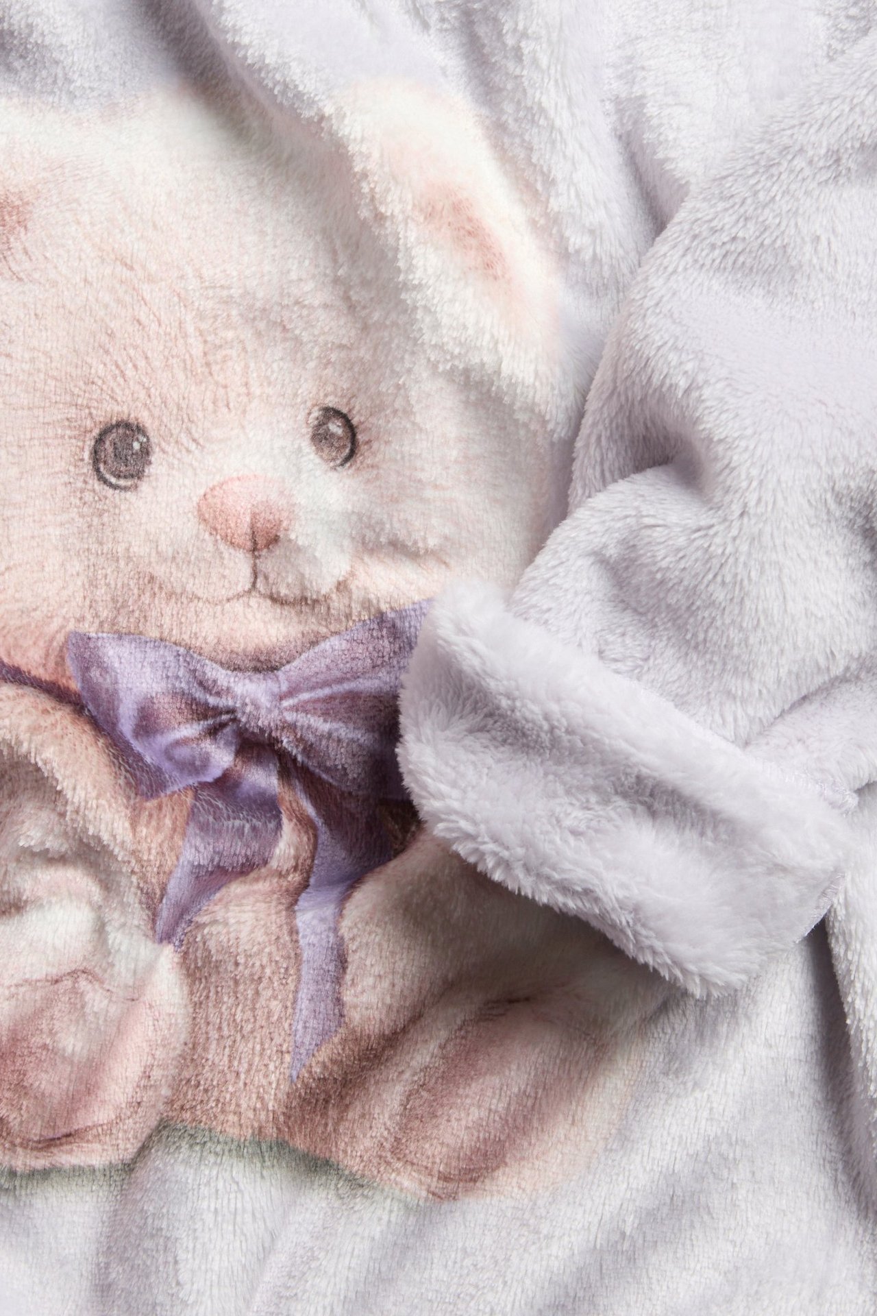 Vaaleanlila lasten college, jossa karhupainettu ja teksti, ribboitu kaulus ja hihansuu.