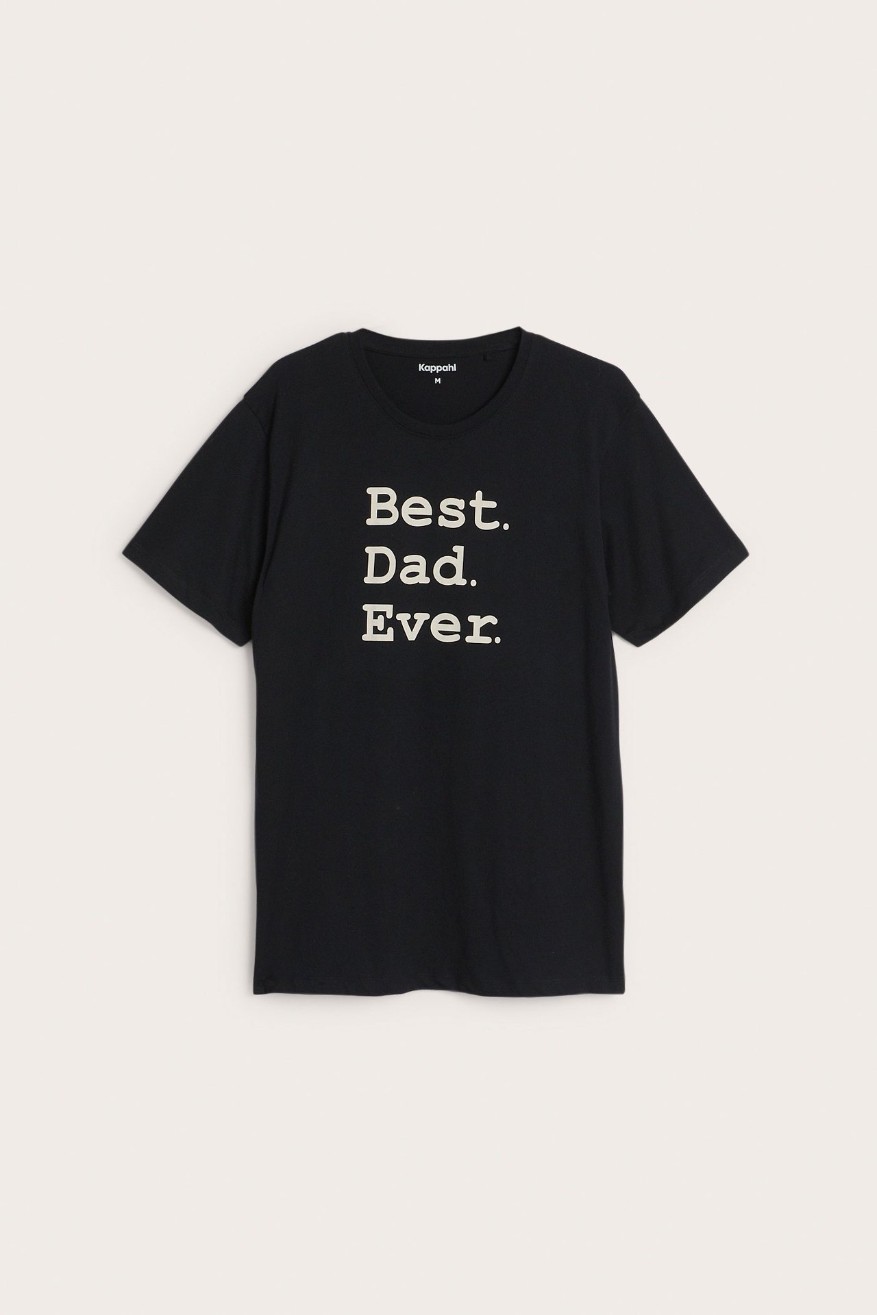 Edestä näkymä mustasta miesten lyhythihaisesta t-paidasta, jossa on teksti "Best. Dad. Ever.".