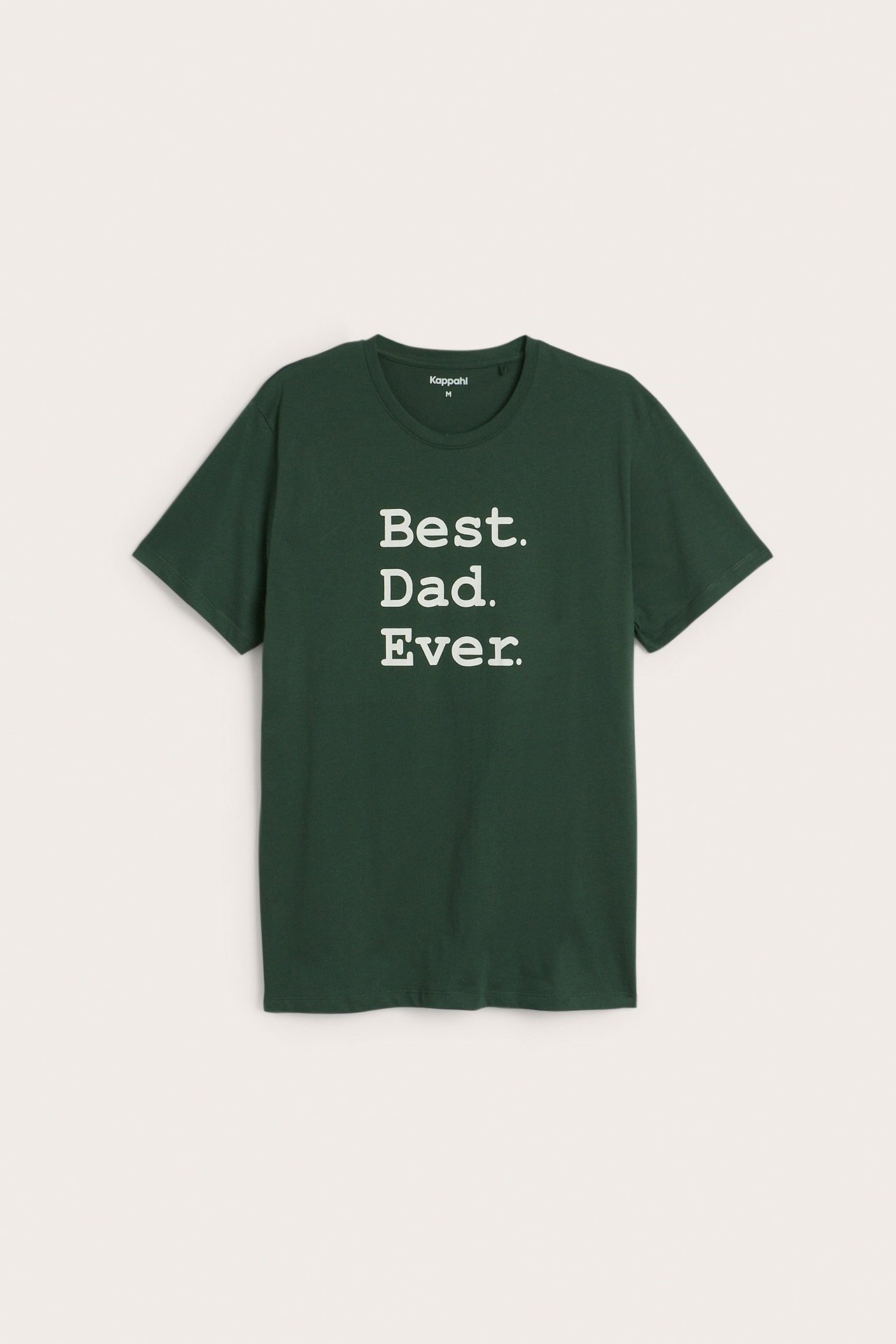 Edestä kuvattu tummanvihreä puuvillainen miesten t-paita, jossa valkoinen "Best. Dad. Ever." -painatus.