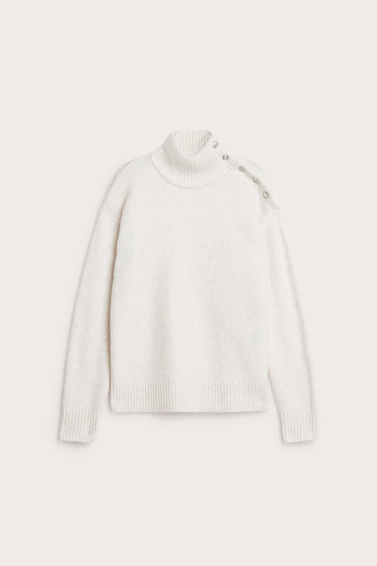 Widok z przodu: Biały melanżowy sweter z golfem, z ozdobnymi guzikami na ramieniu.