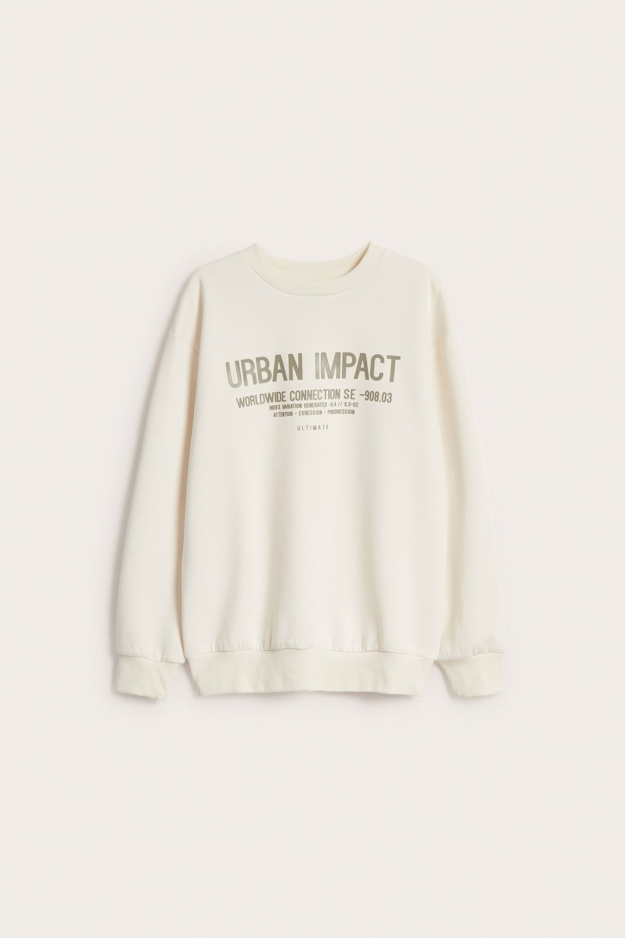 Edestäpäin kuvattu luonnonvalkoinen interlock-collegepaita, jossa edessä teksti "URBAN IMPACT".