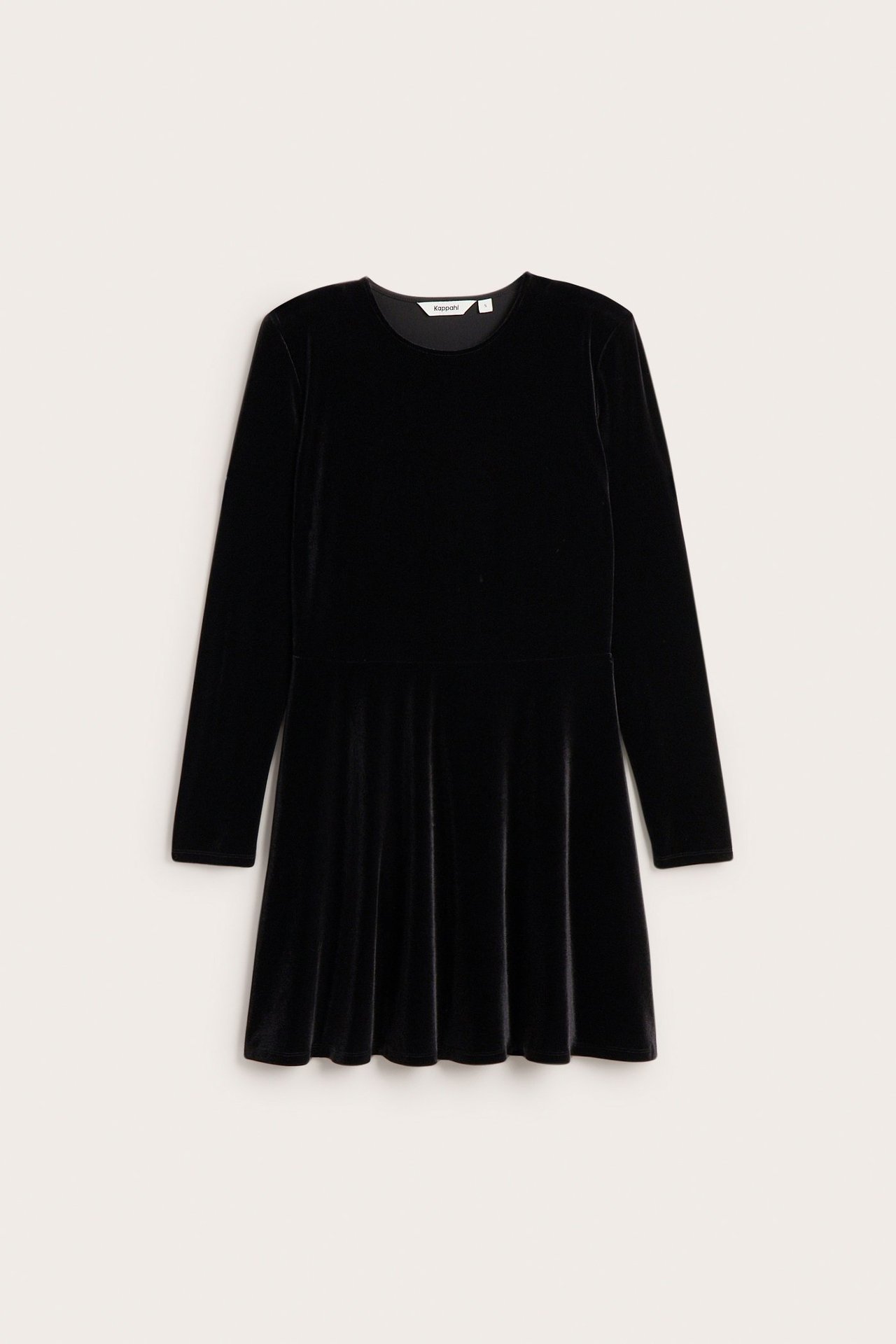 Framifrån, svart långärmad jerseyklänning med sammetslook, rund hals och utsvängd kjol.