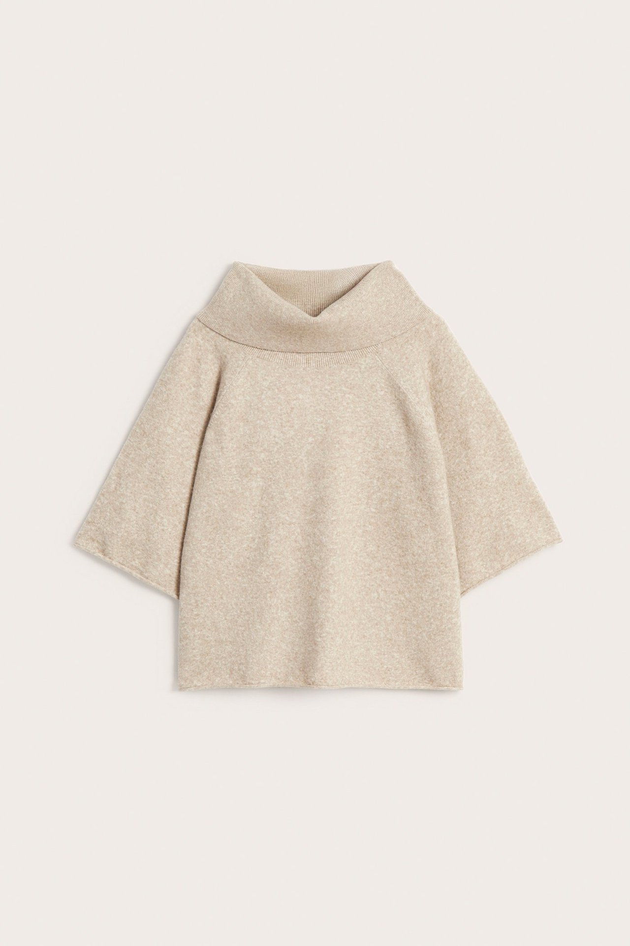 Widok z przodu beżowego, melanżowego swetra z dzianiny z miękkim golfem i krótkimi rękawami.