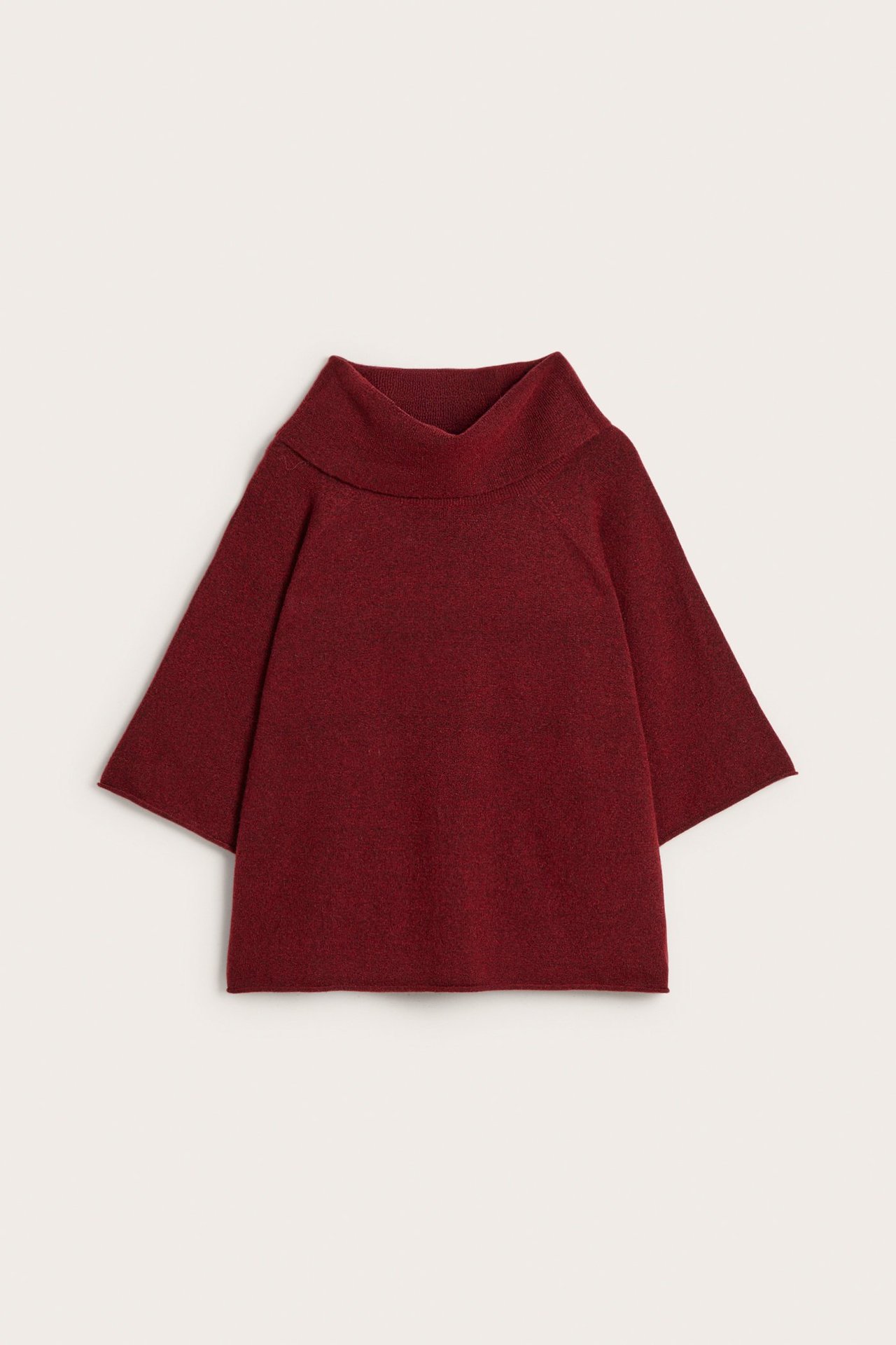 Frontvy av en röd melerad mjuk stickad pullover med stor krage och korta, vida ärmar.