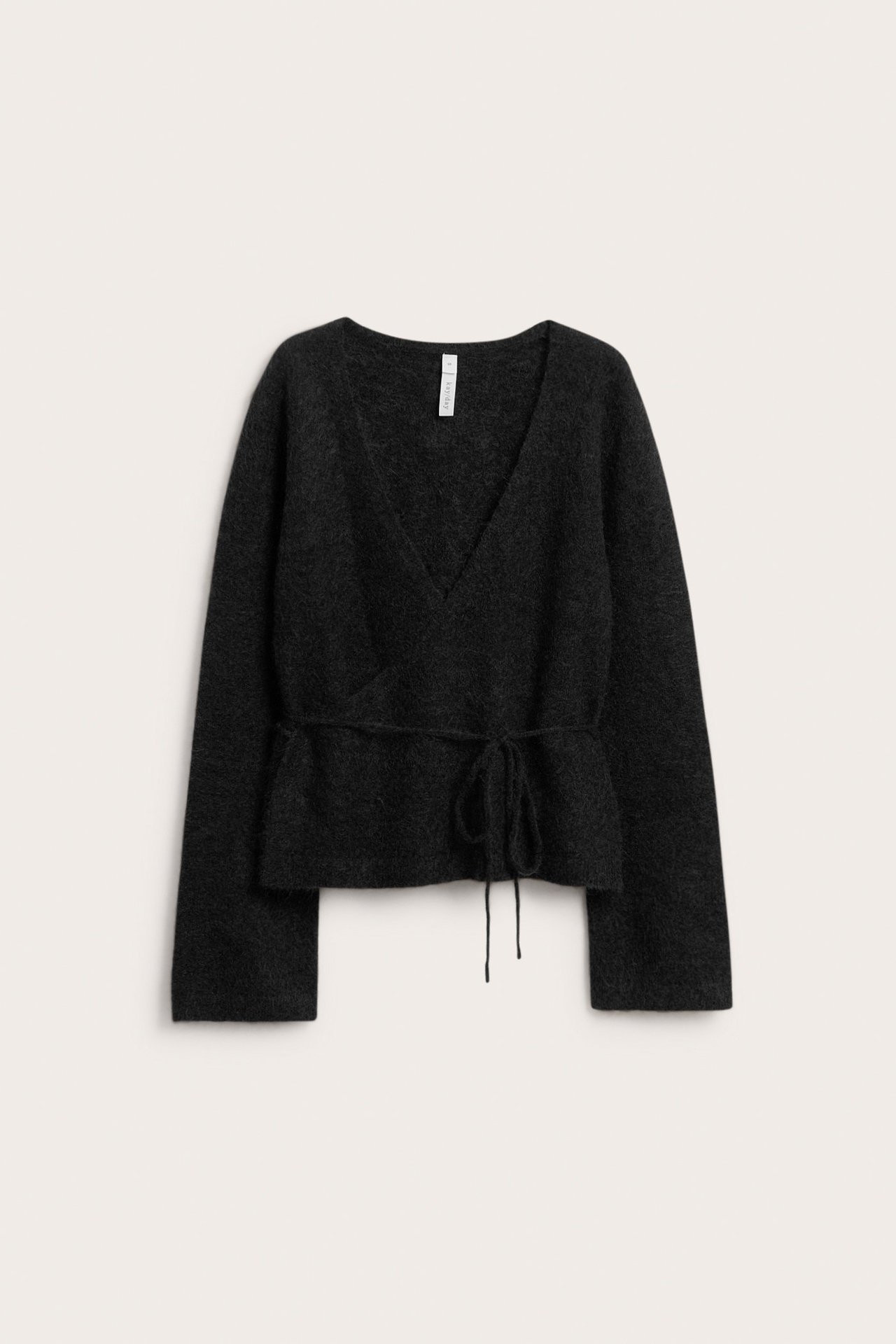 Widok z przodu: czarny kopertowy sweter z domieszką wełny, dekoltem V, wiązaniem w talii i szerokimi rękawami.