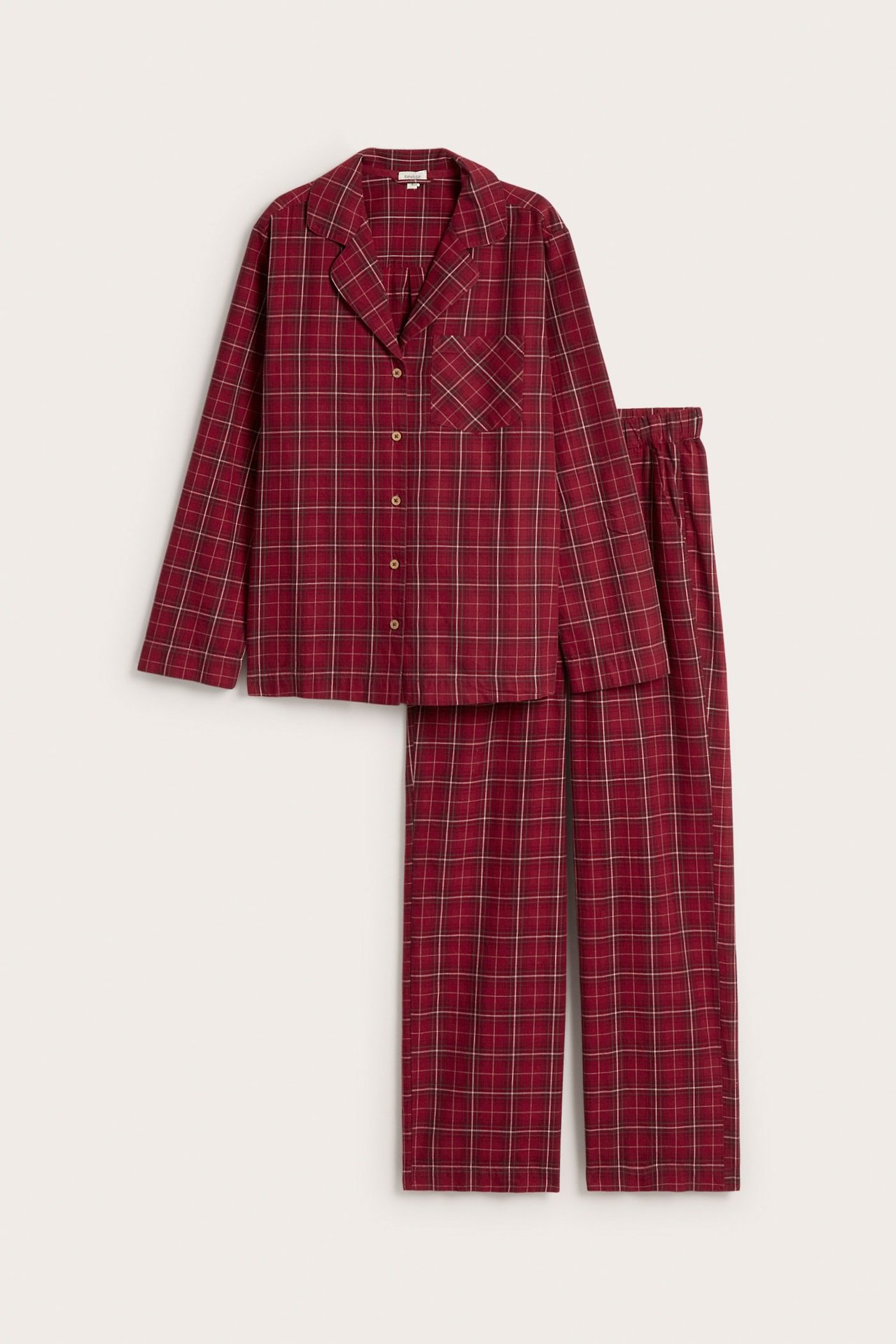 Frontvisning av rød rutete flanellpyjamas for kvinner: skjorte med krage og knapper, lange bukser.