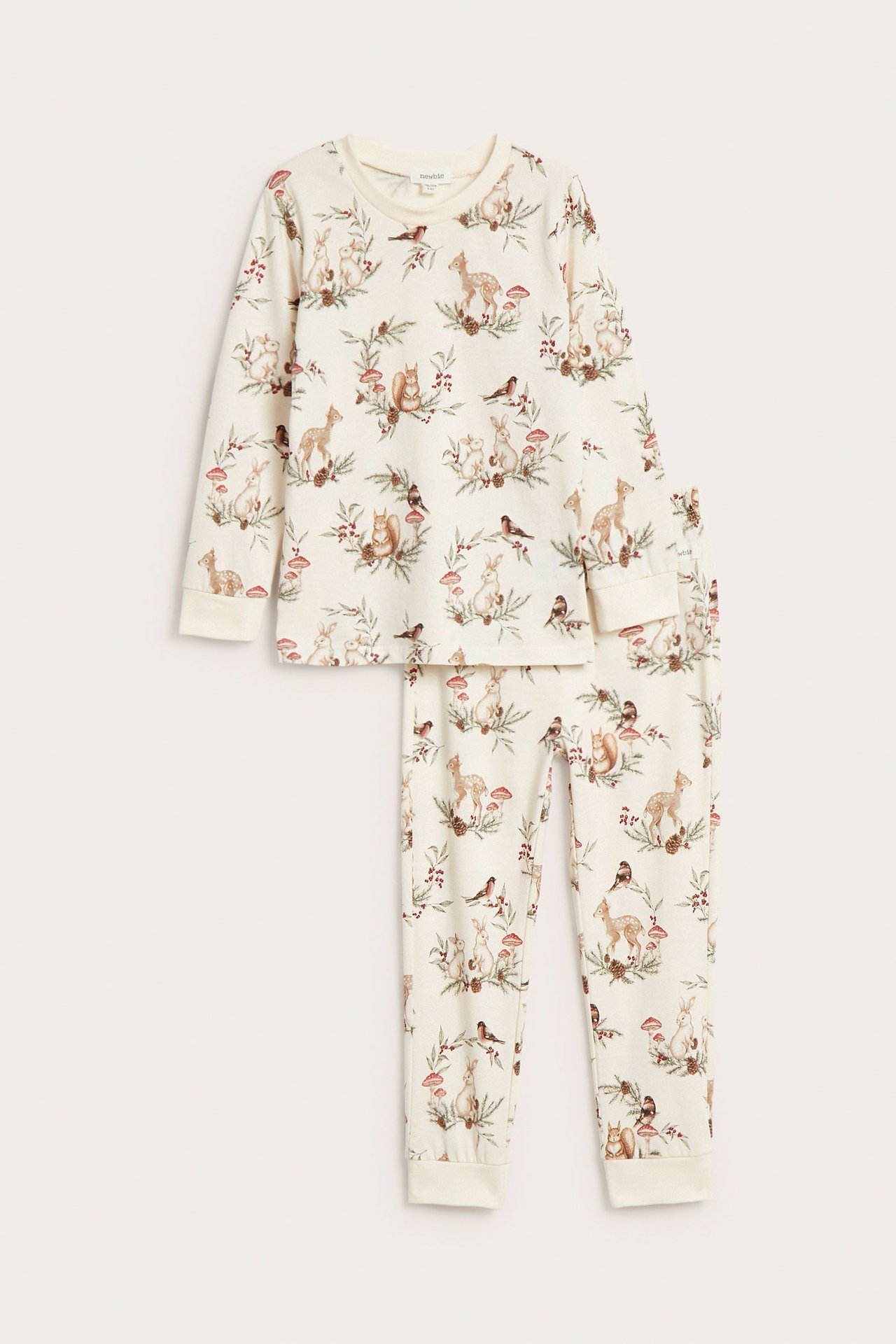 Edestä: Luonnonvalkoinen lasten kaksiosainen puuvillapyjamas, jossa metsäneläin- ja sienikuvio.