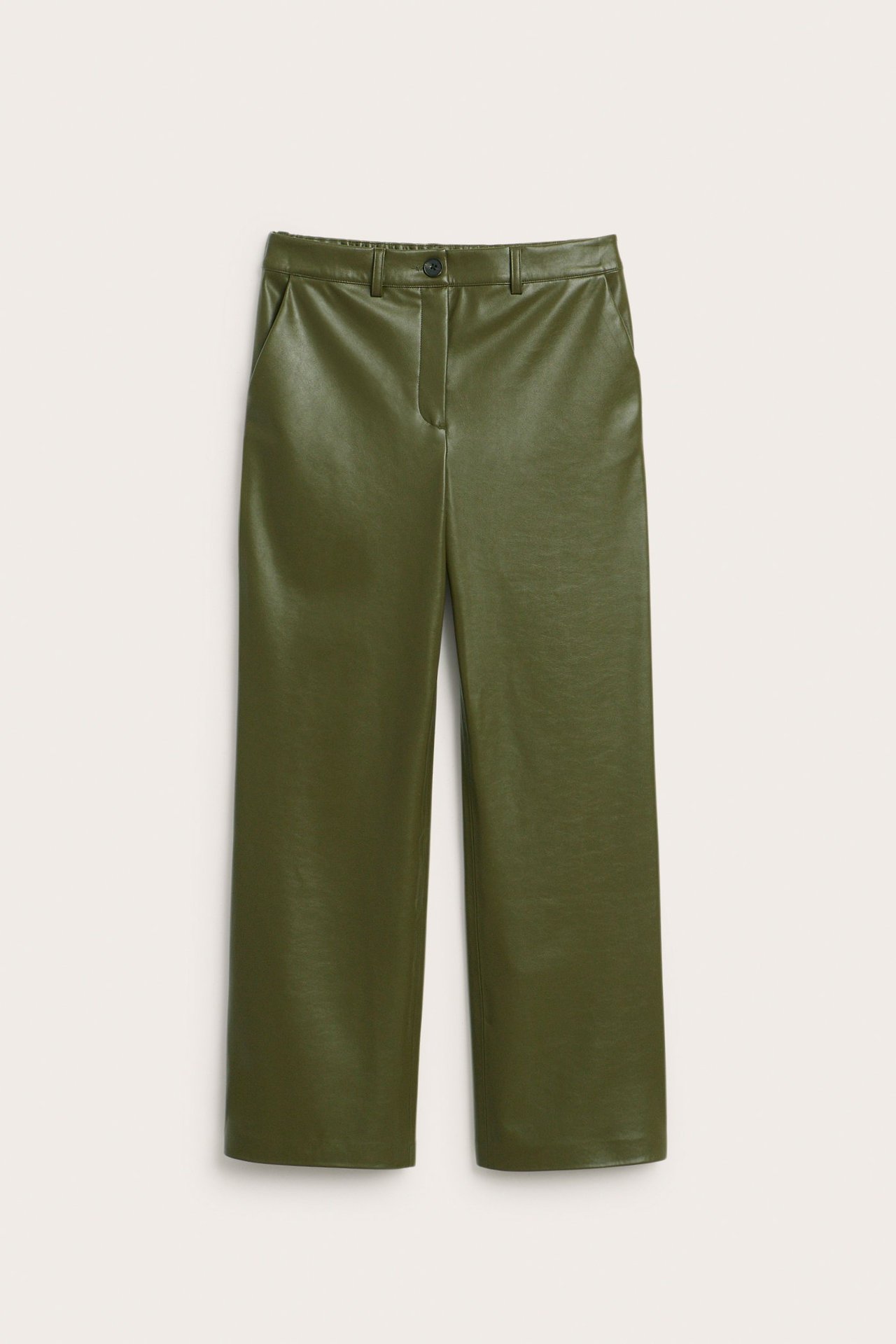 Edestäpäin: vihreät tekonahkahousut sivutaskuilla, vyölenkeillä ja nappikiinnityksellä.