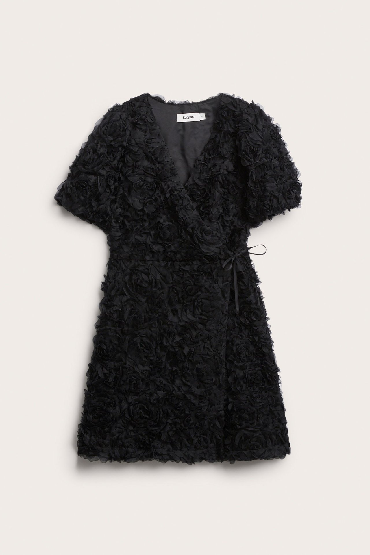 Widok z przodu czarnej sukienki kopertowej z krótkim rękawem, z fakturą 3D w kwiaty i wiązaniem w talii.