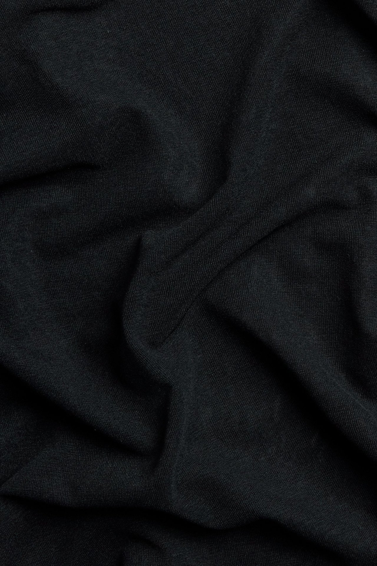 Zbliżenie czarnej, jednolitej tkaniny siatkowej, 100% poliester.