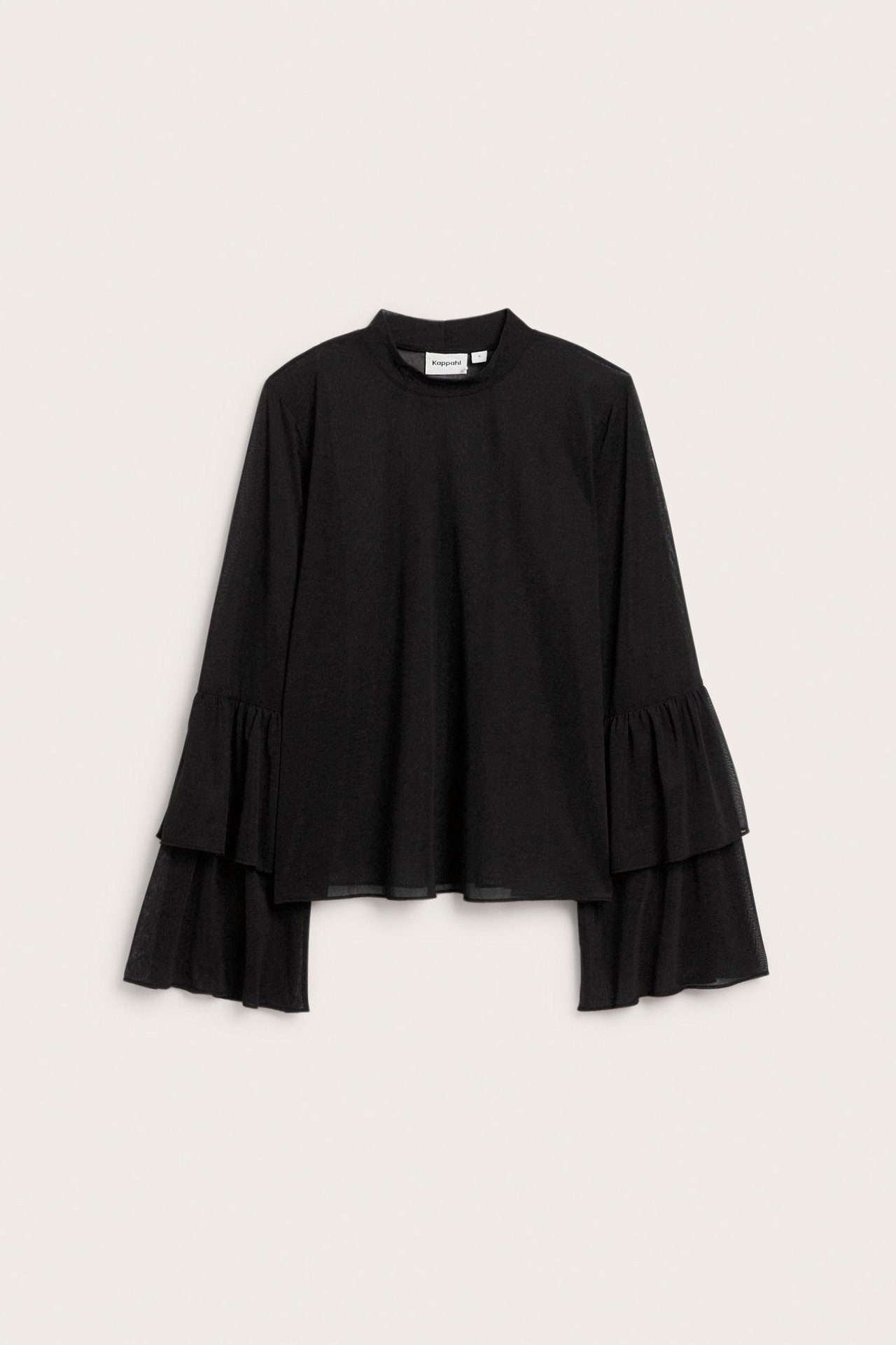 Widok z przodu czarnego, długiego topu z siateczki ze stójką i dwuwarstwowymi falbanami na rękawach.