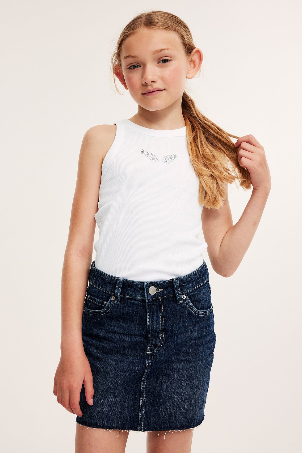 Ribbestrikket singlet med strass