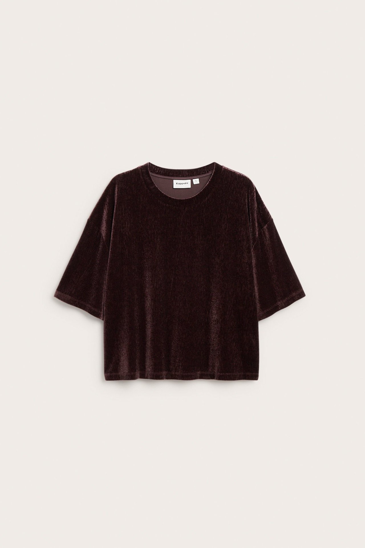 Forfra: vinrød, løs passform, kortarmet velourtopp med ensfarget mønster.