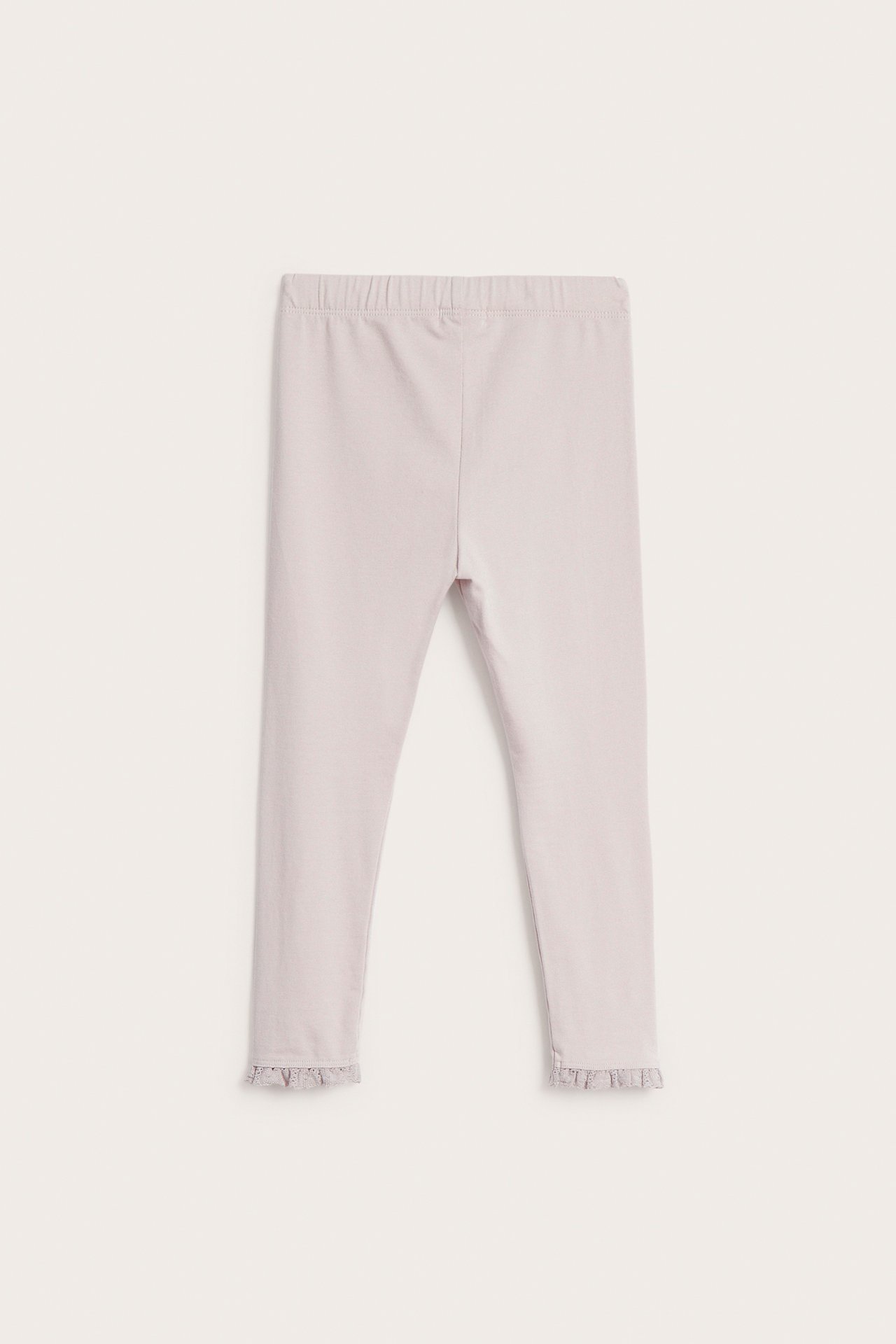 Front av lyse lilla barneleggings med elastisk midje og rysjekanter ved anklene.