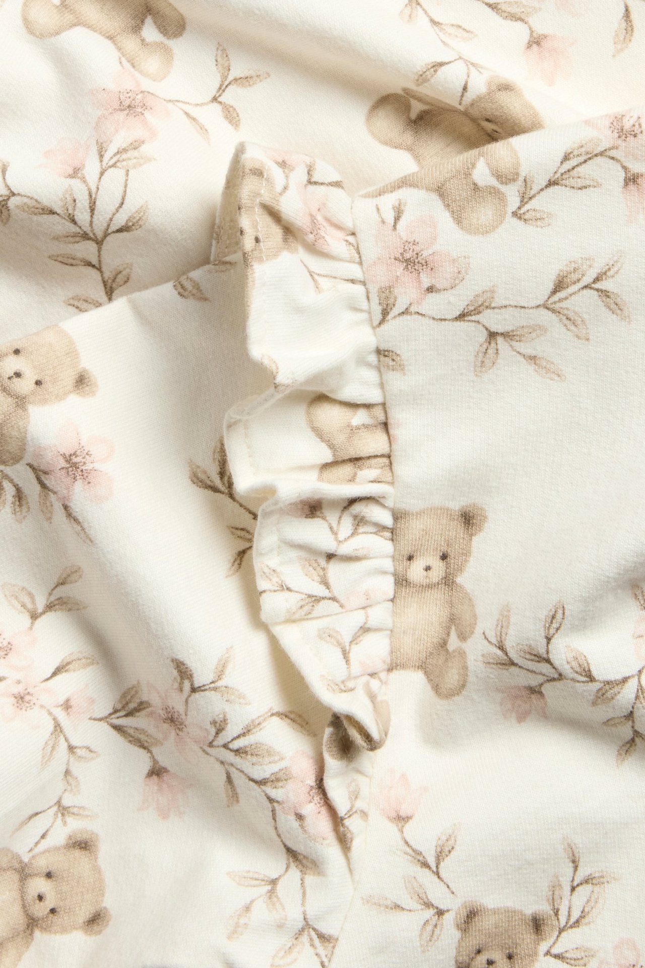 Offwhite blomstret collegegenser med volang på skulderen, ribbefestebånd, bamsepattern.