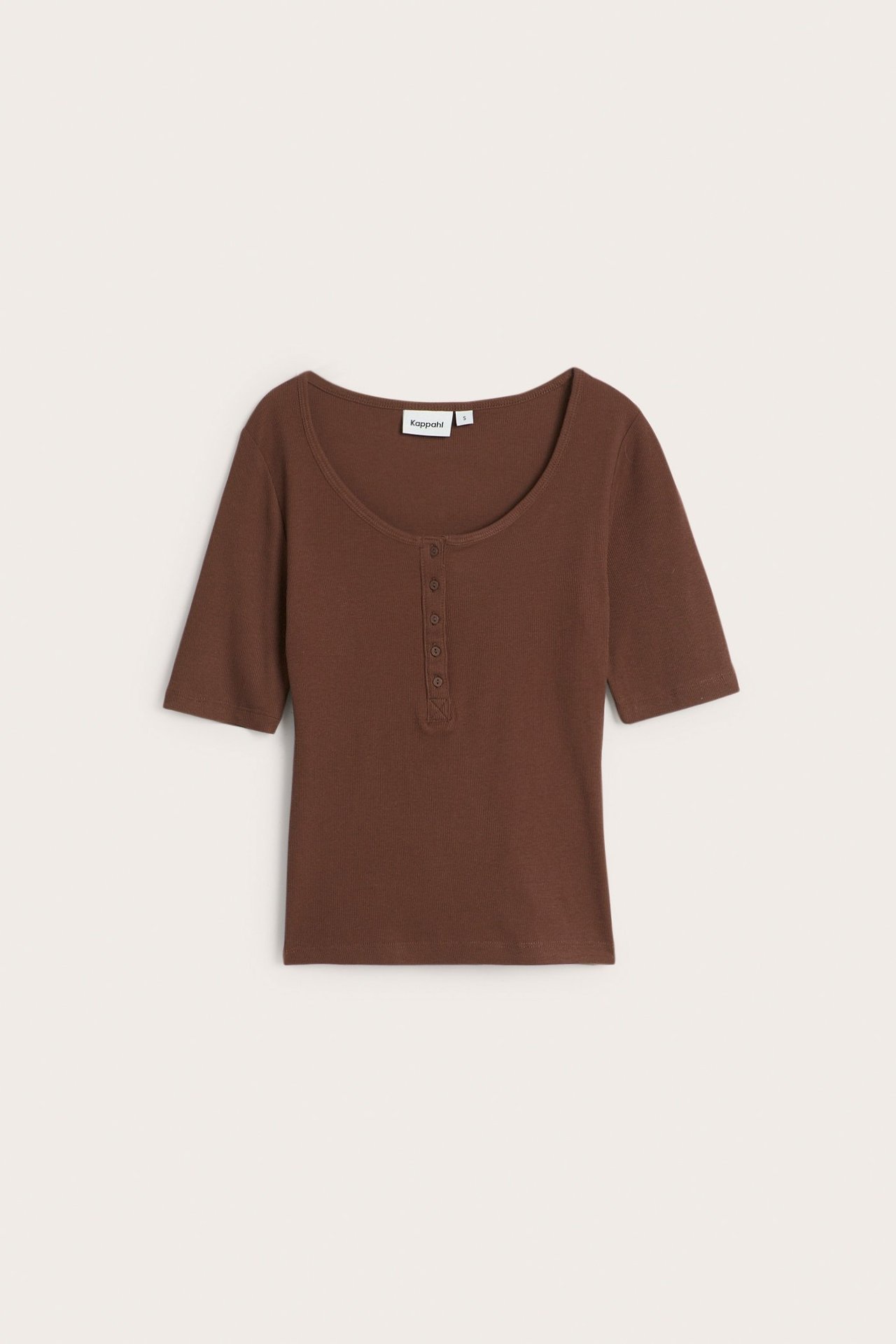 Widok z przodu brązowego, prążkowanego topu z krótkim rękawem, okrągłym dekoltem i guzikami.