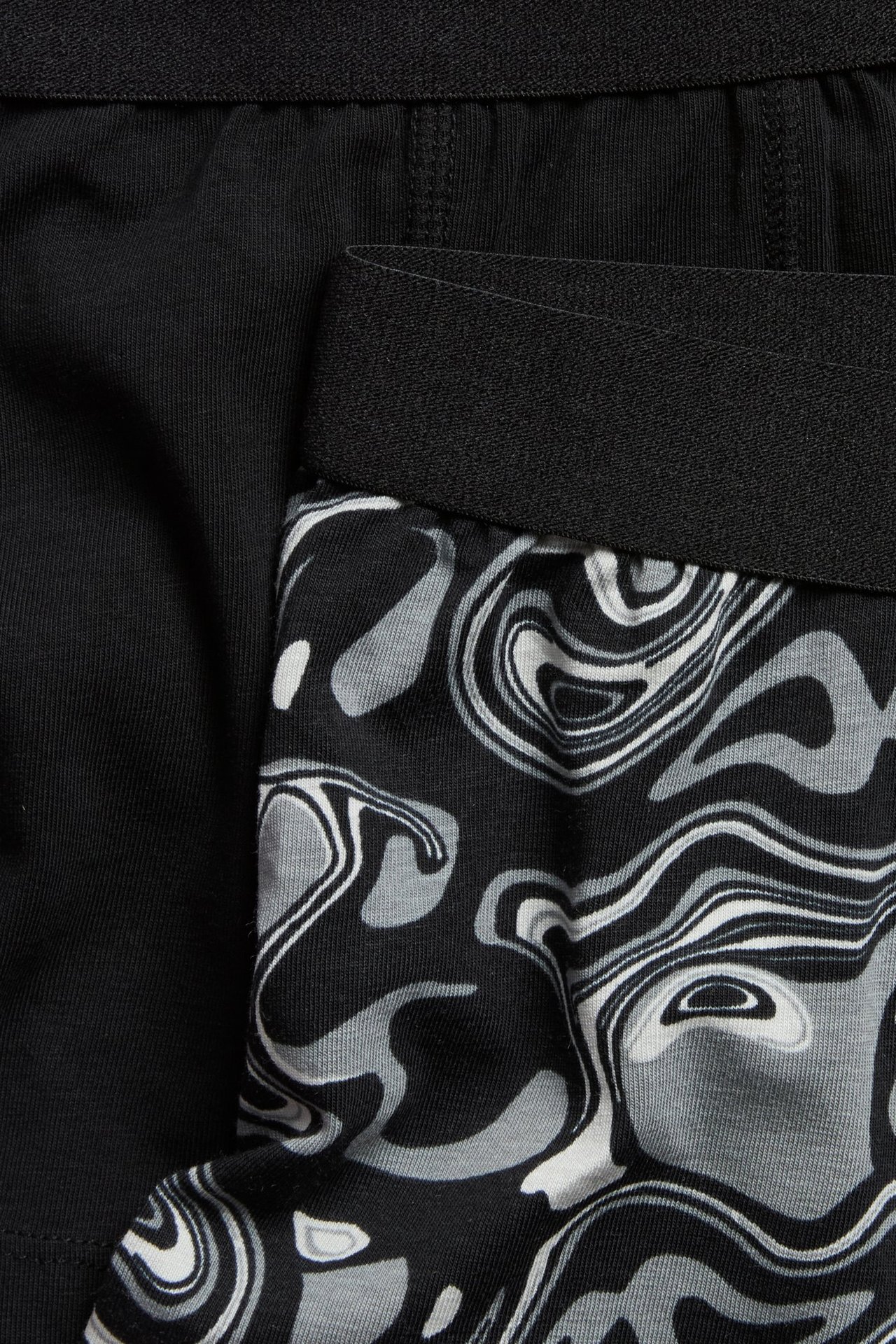 Svarta boxerkalsonger 2-pack, en mönstrad och en enfärgad, i bomull och elastan, för barn.