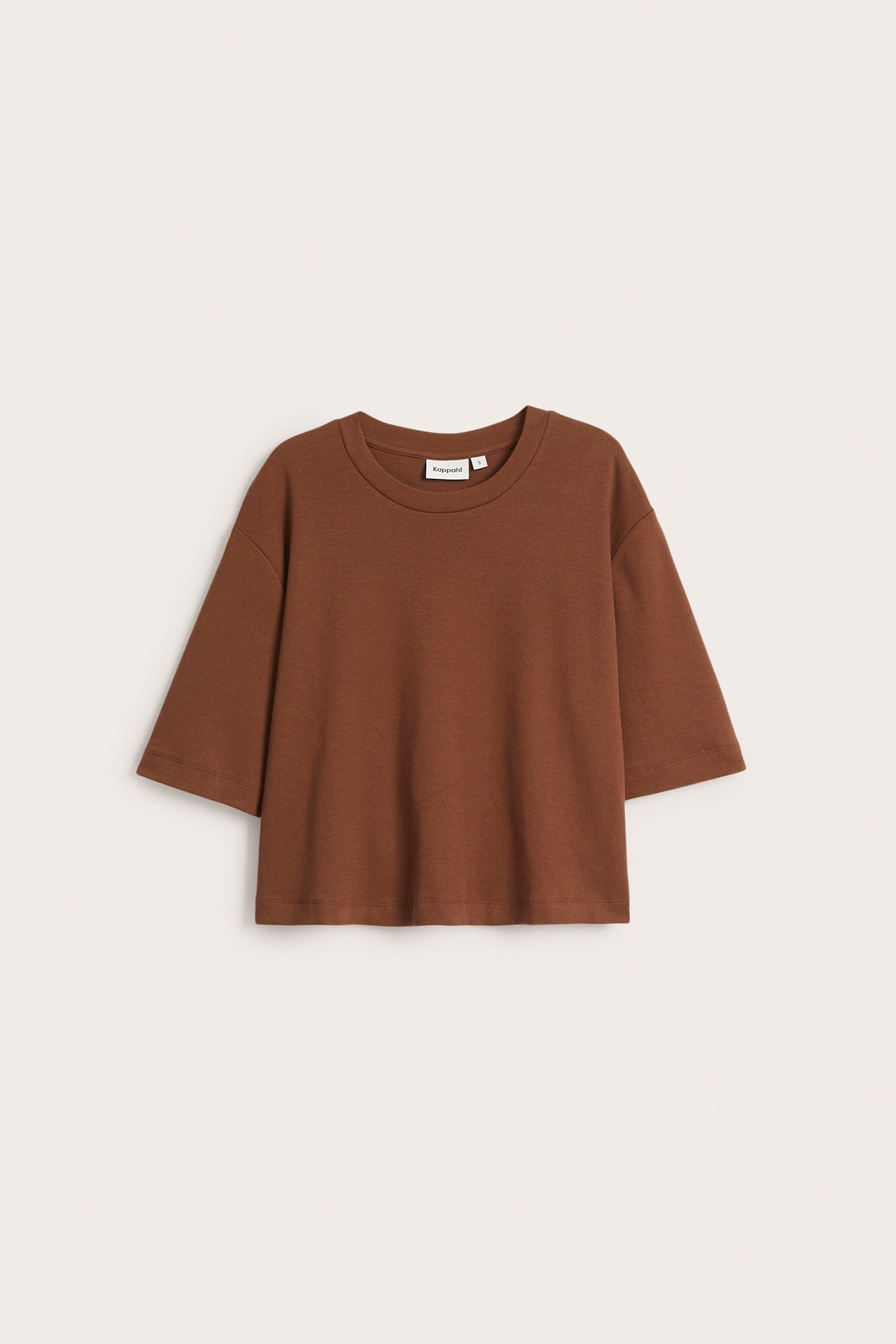 Widok z przodu: brązowy, jednolity, krótki bawełniany t-shirt damski z okrągłym dekoltem i rękawami do łokcia.