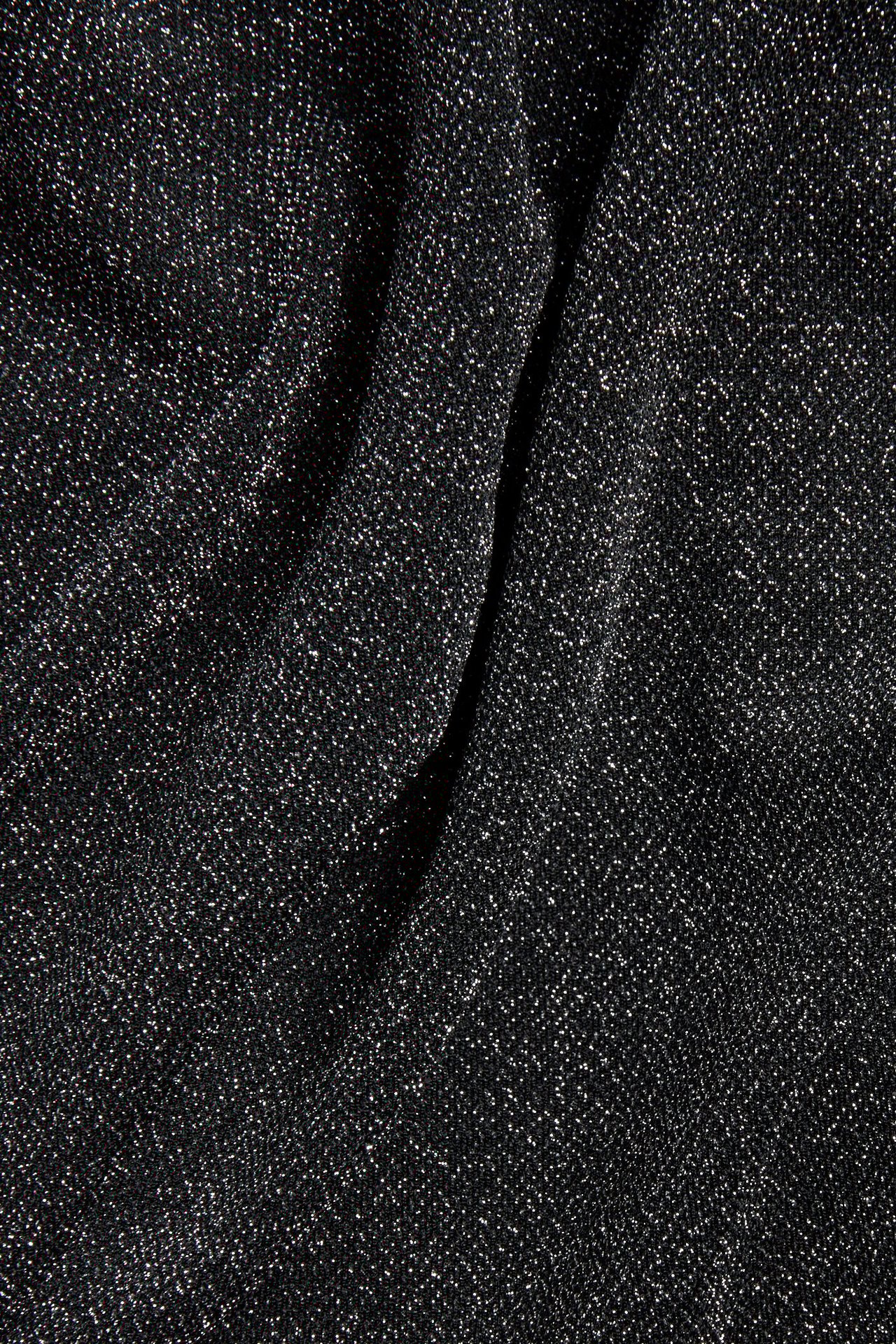 Zbliżenie na czarny, brokatowy materiał z dzianiny lurexowej z delikatnymi fałdami.