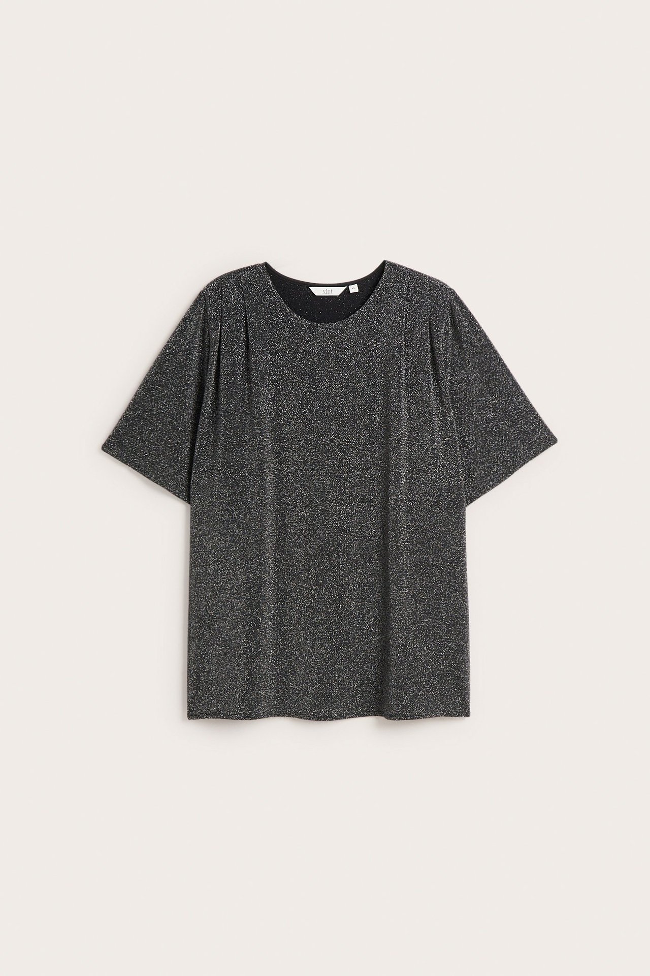 Widok z przodu czarnego, błyszczącego topu z krótkim rękawem, okrągłym dekoltem i marszczeniami na ramionach.