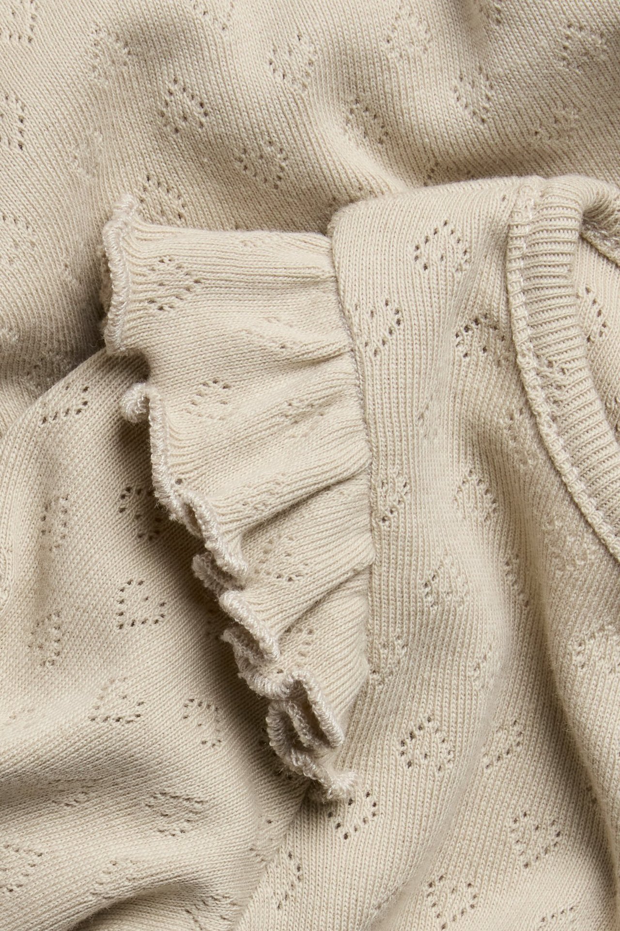 Pitkähihainen body, jossa on röyhelö