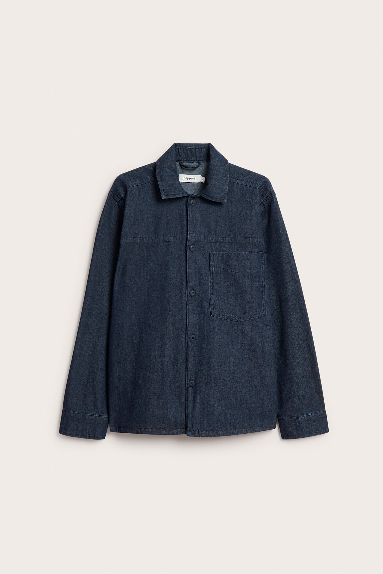 Framifrån, mörkblå långärmad jeansskjorta för män med knappar och bröstficka.