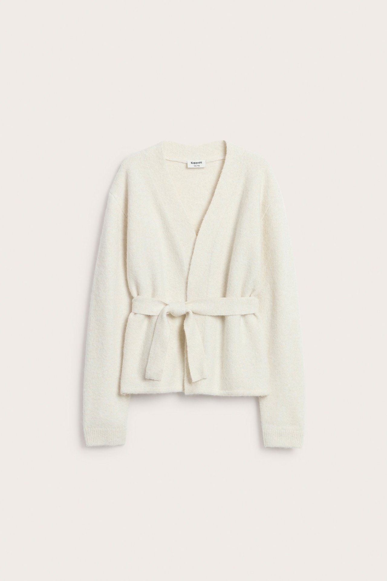 Edestä näkymä valkoisesta, meleeratusta neuleneuletakista, jossa V-pääntie ja solmimisvyö.