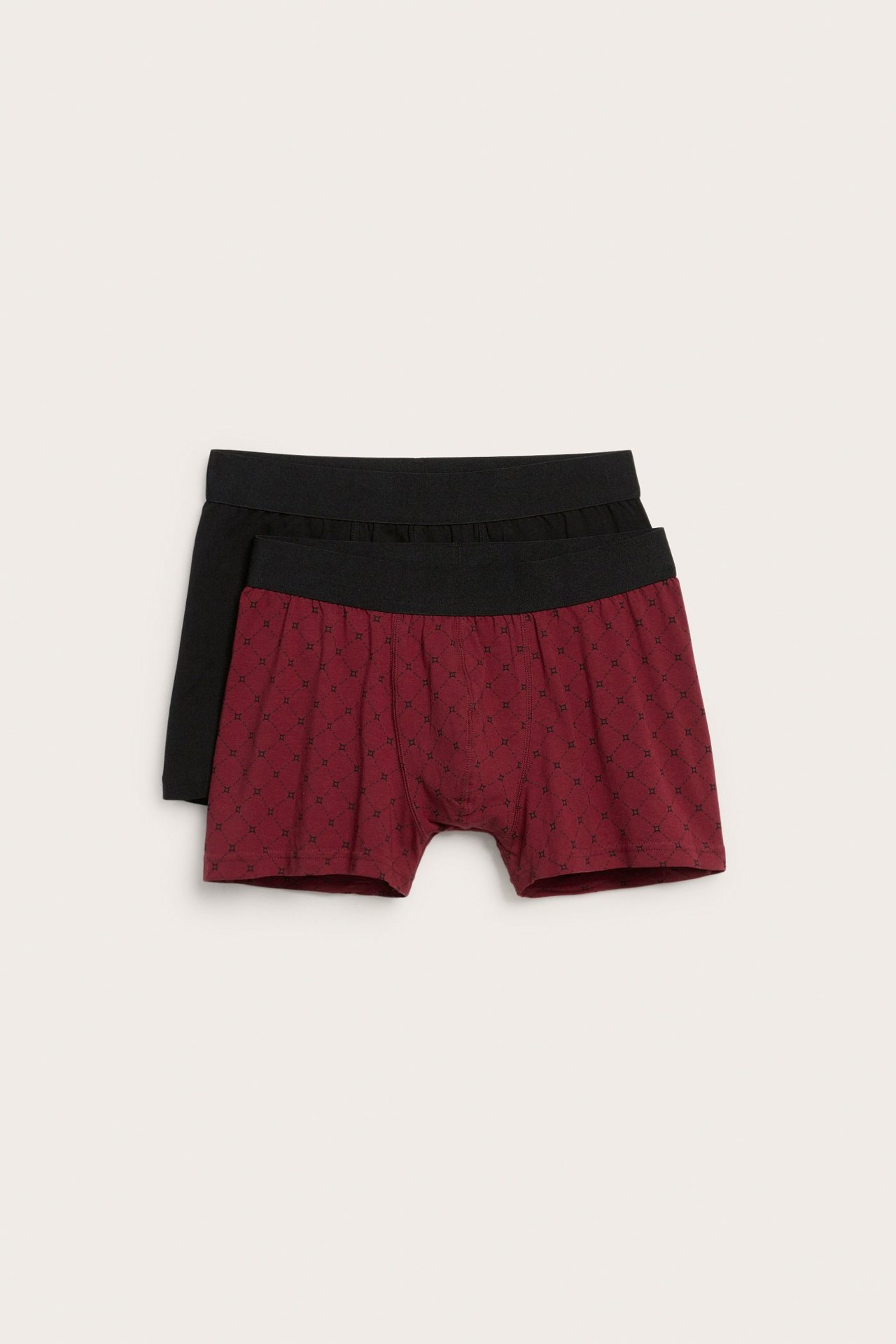 Frontvisning: Mørkerøde mønstrede boksershorts, svart linning, med svart ensfarget boksershorts bak.