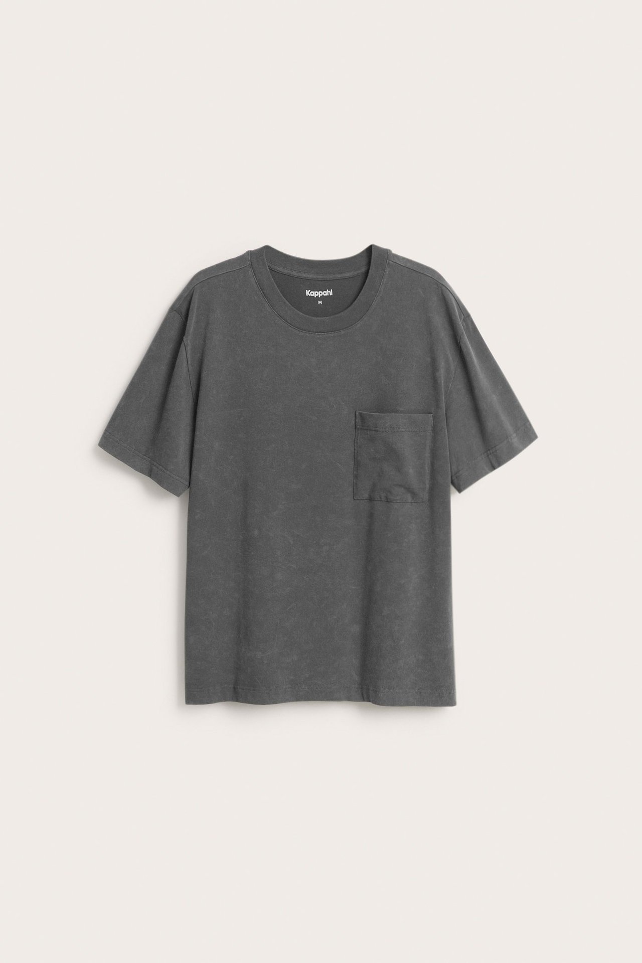Widok z przodu ciemnoszarego melanżowego męskiego T-shirtu oversize z okrągłym dekoltem i kieszenią na piersi.