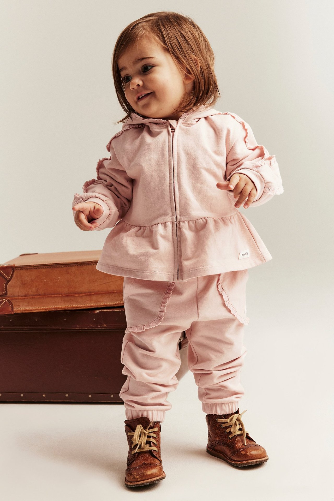 Collegehousut pitsiyksityiskohdilla