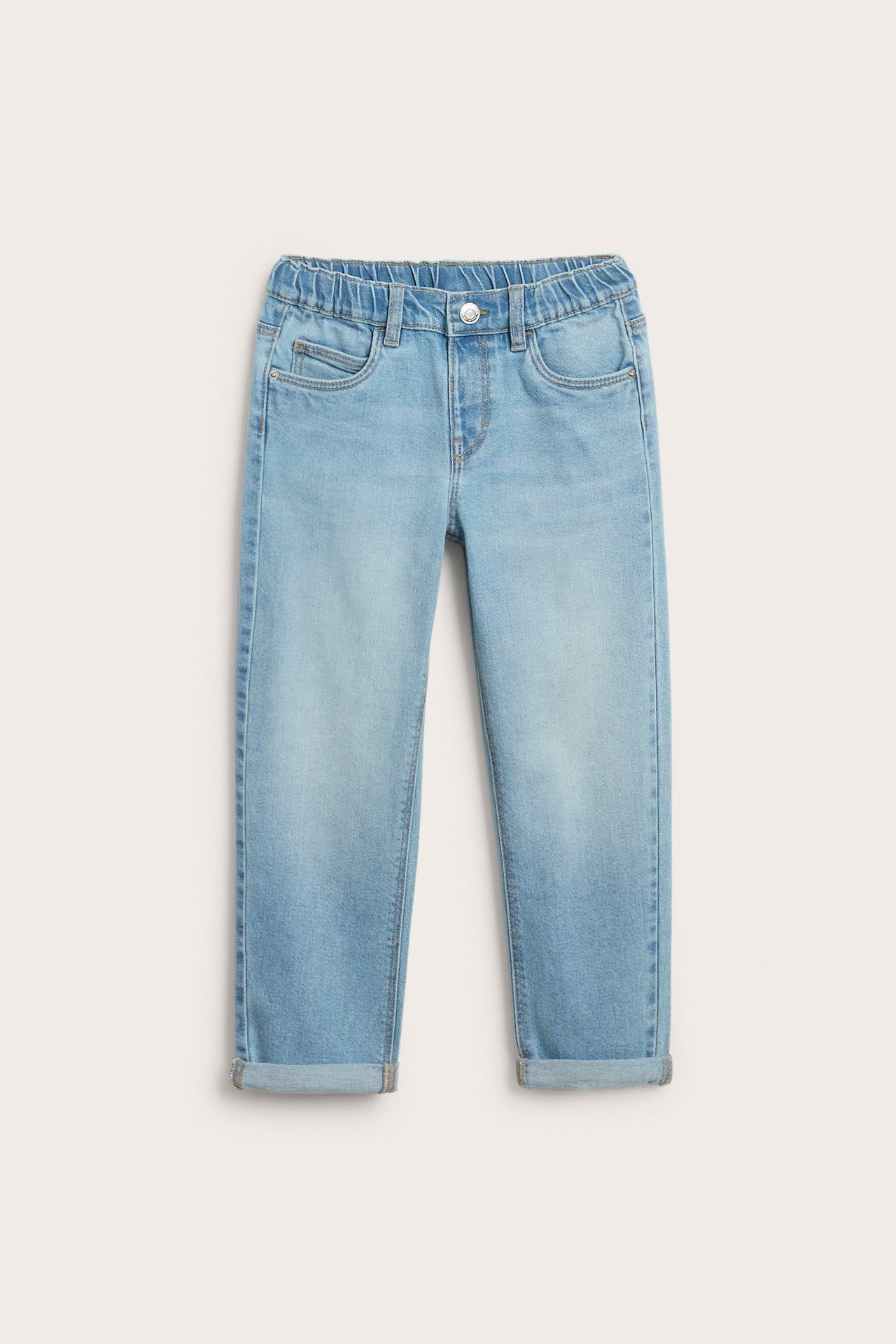Frontvy av lätta blåa denimjeans för barn med elastisk midja och uppvikta benslut.
