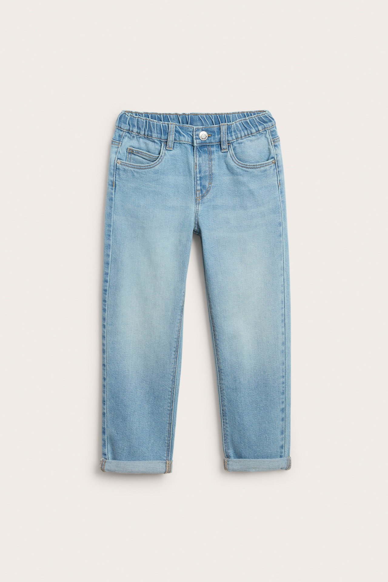 Frontbilde av lyseblå barnejeans med elastisk midje og oppbrettede benkanter.