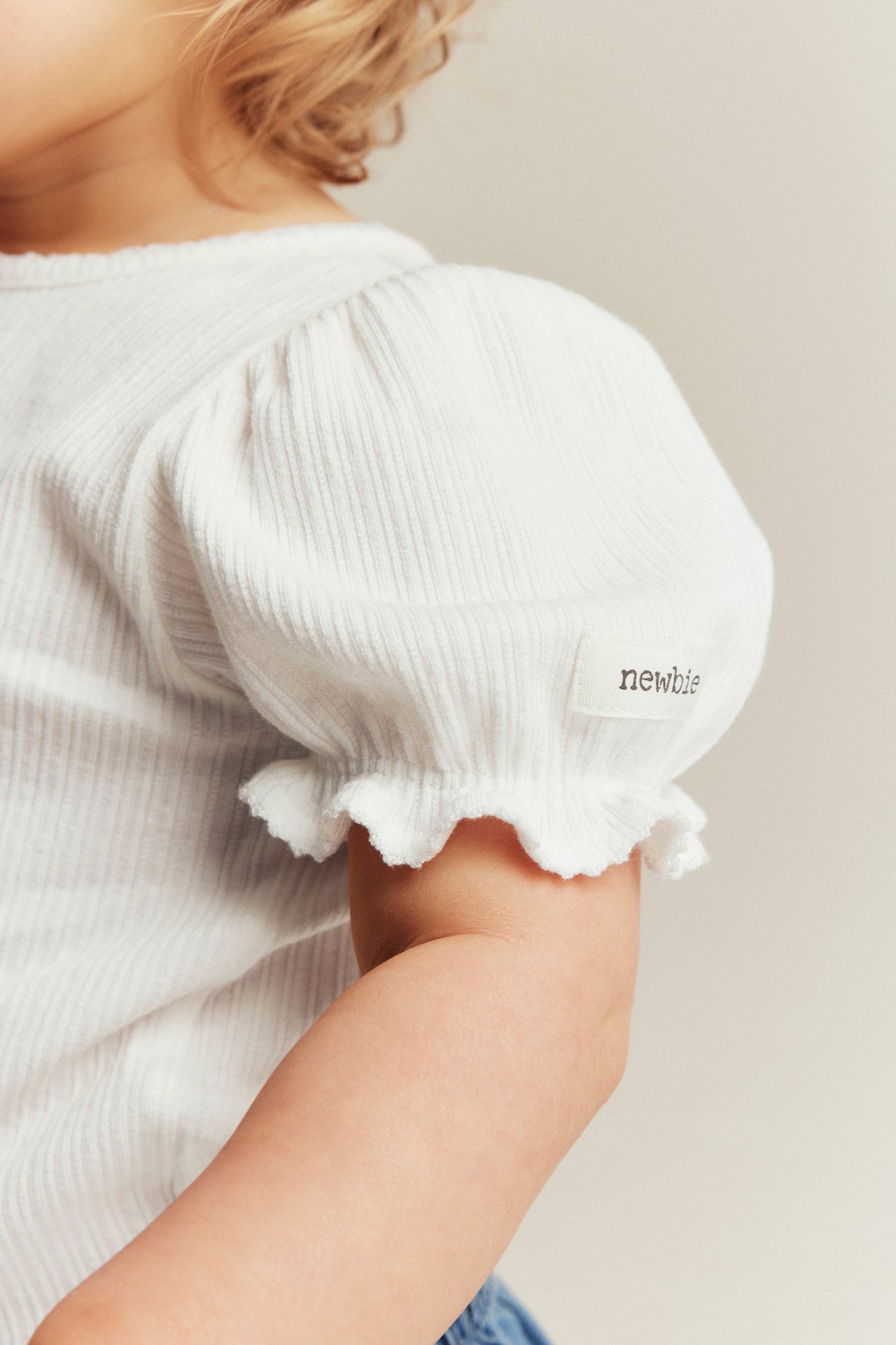 Kortermet body med puffermer - Offwhite - 4