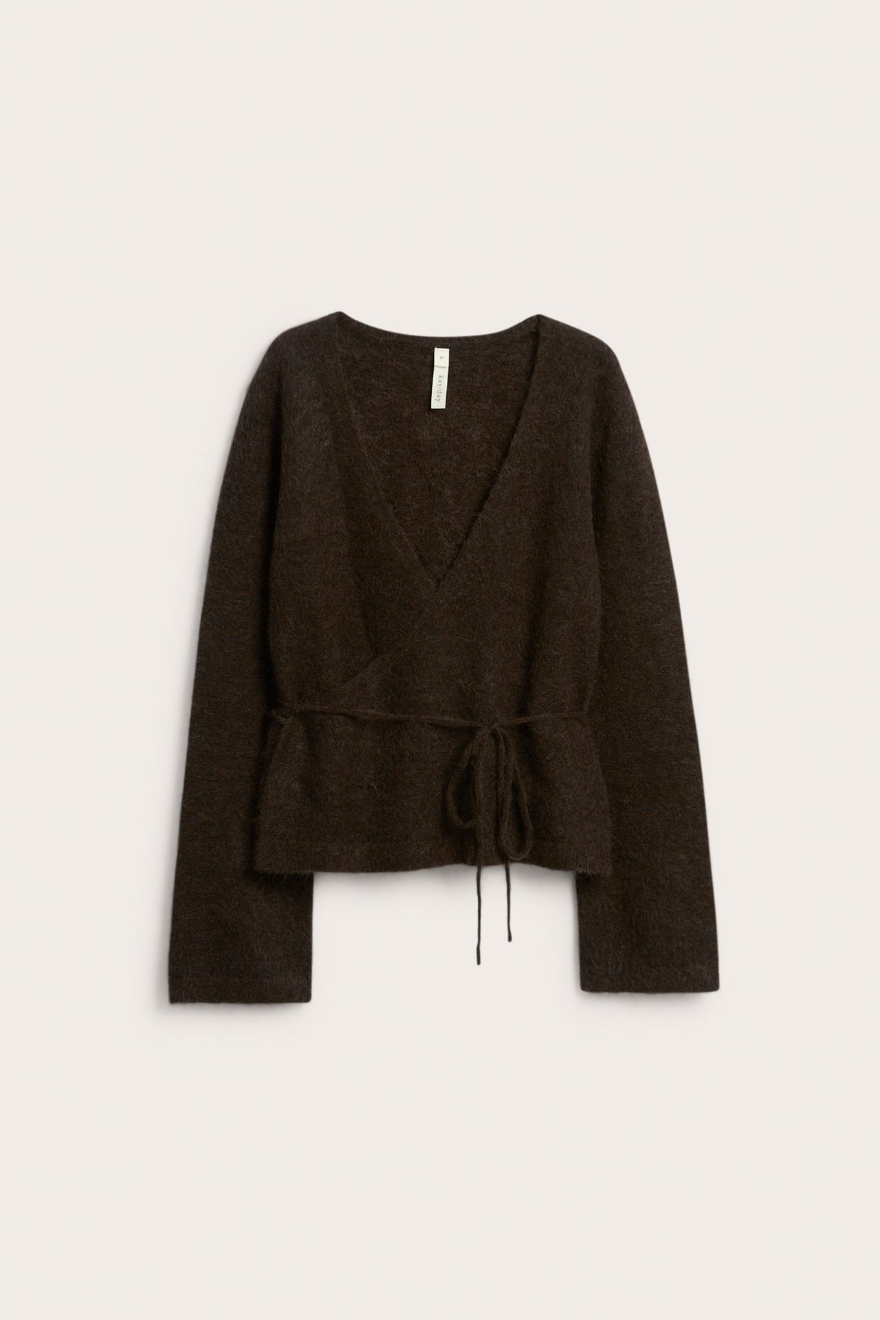 Widok z przodu: Brązowy wełniany kardigan kopertowy z dekoltem V, wiązaniem i szerokimi rękawami.