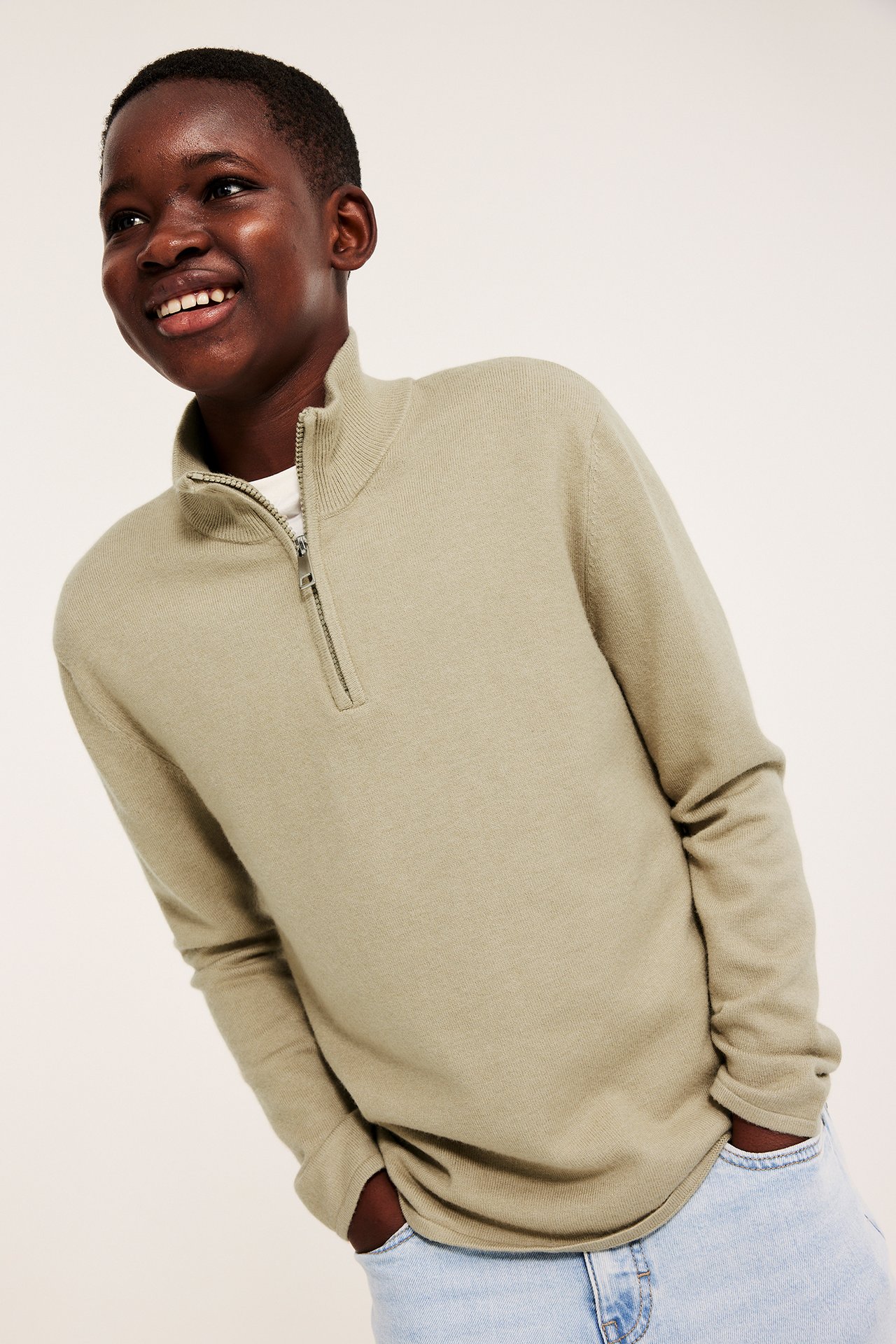 Stickad tröja med dragkedja